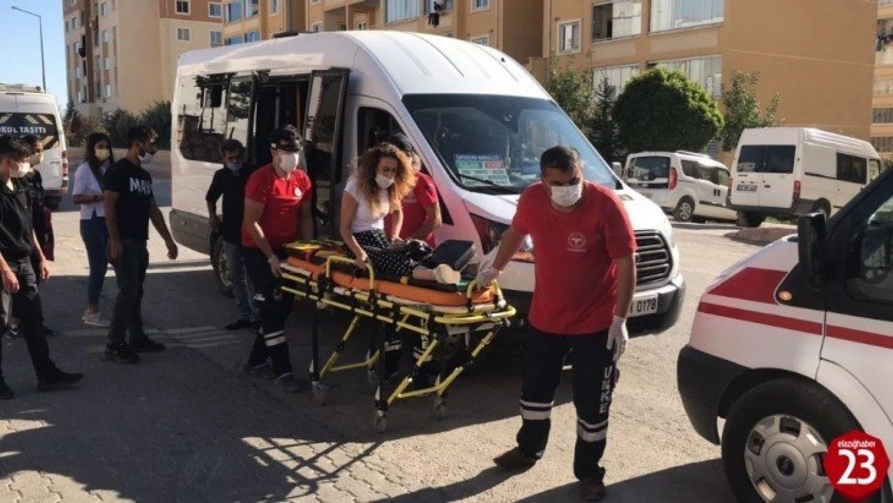 Elazığ'da minibüsten düşen kadın yaralandı