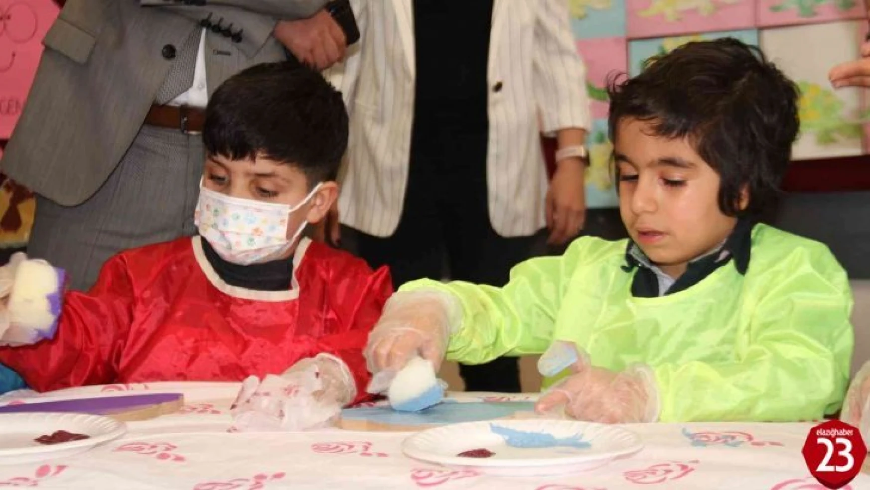 Elazığ'da minik öğrenciler ahşap boyama etkinliğinde
