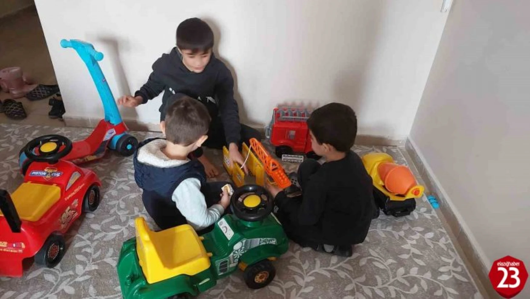 Elazığ'da misafir edilen depremzede çocuklara oyuncak hediyesi