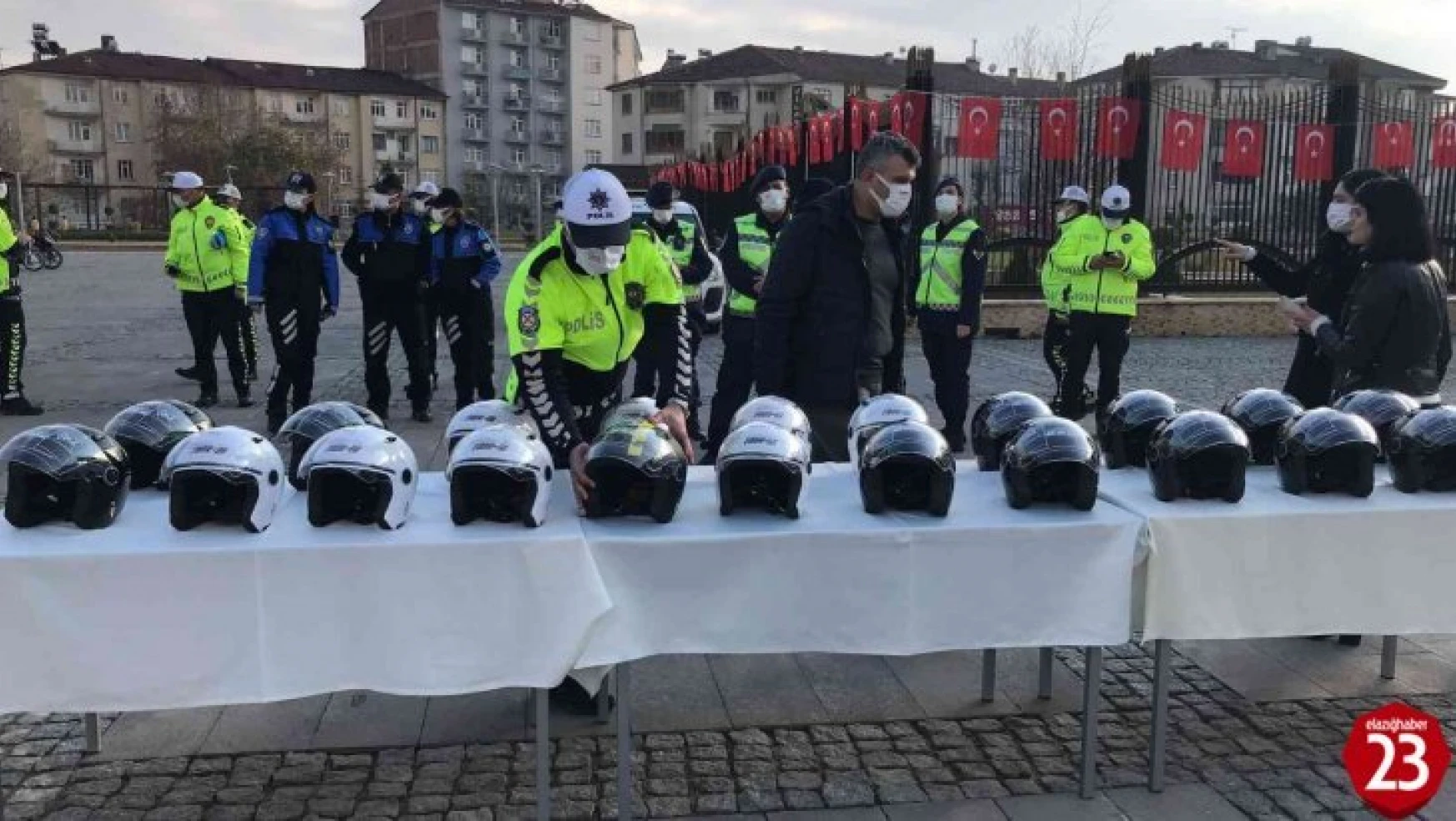 Elazığ'da motosiklet sürücülerine kask dağıtıldı