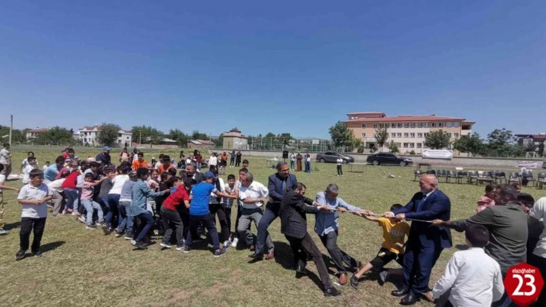 Elazığ'da Müftü ve Belediye Başkanı Öğrencilerle Birlikte Halat Çekme Yarışı Yaptı