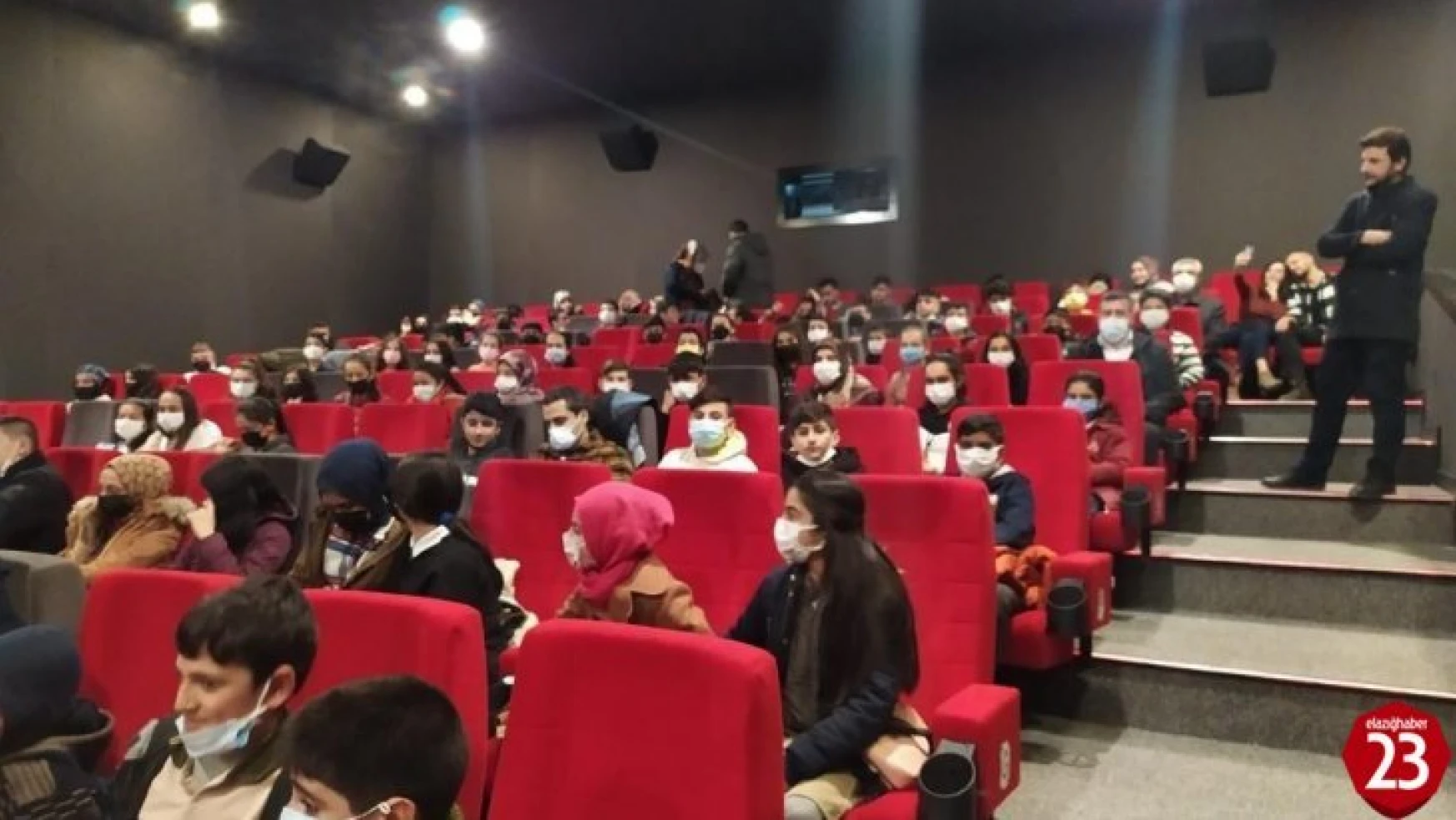 Sivrice'de Öğrenciler Kesişme İyi ki Varsın Eren Filmini İzledi