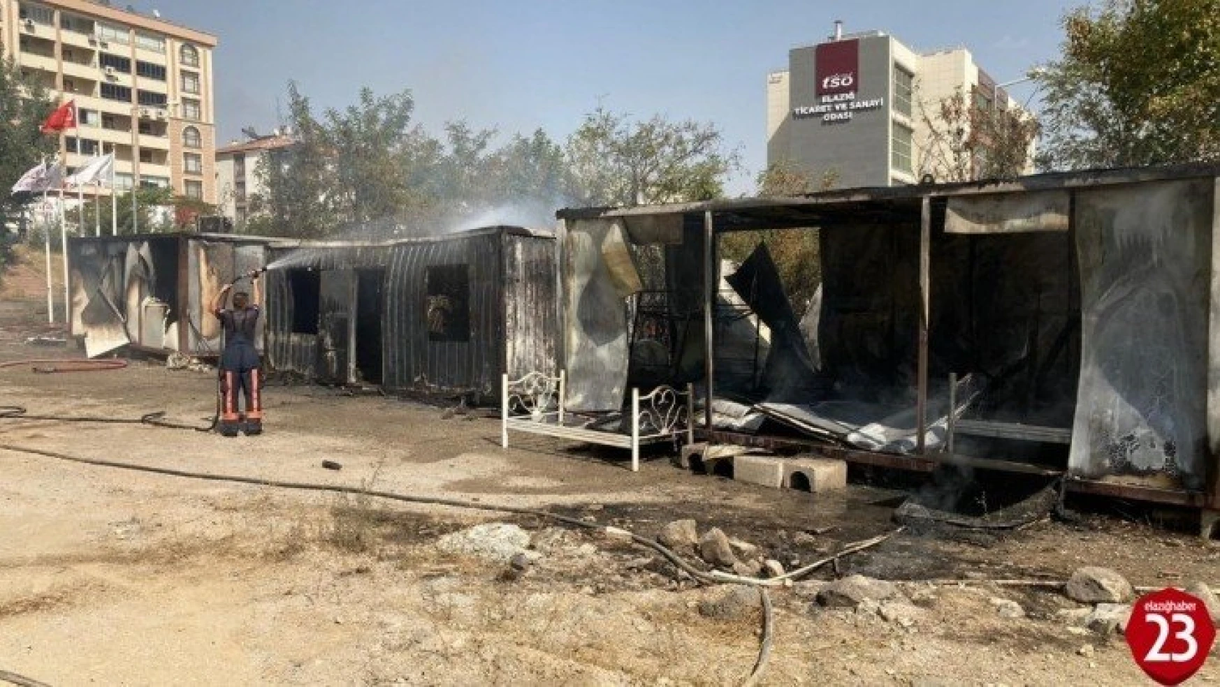 Elazığ'da okul şantiyesinde çıkan yangında konteynerler küle döndü