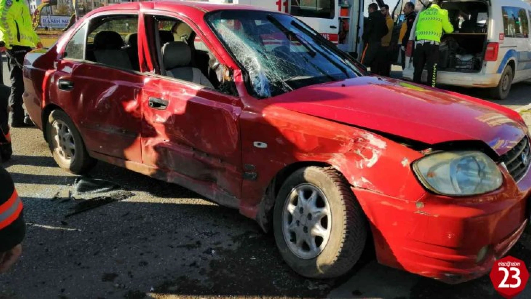 Elazığ'da otobüs ile otomobil çarpıştı: 4 yaralı