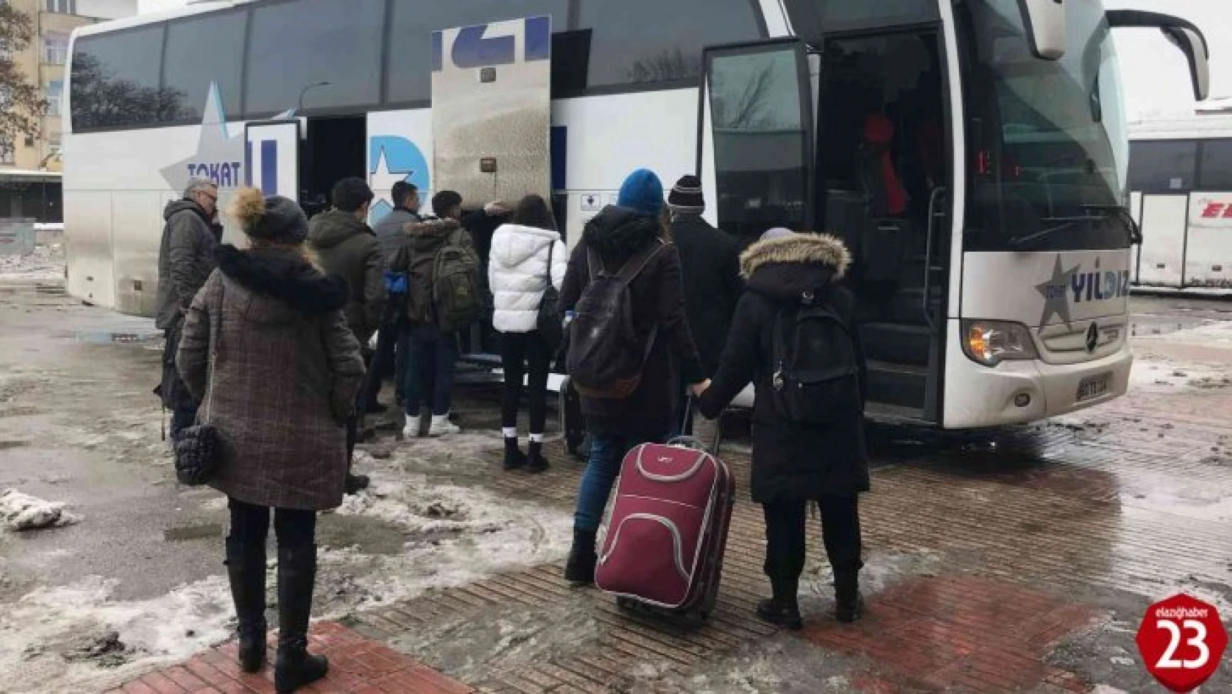 Elazığ'da otobüs seferlerinin açılmasıyla vatandaşlar otogara akın etti