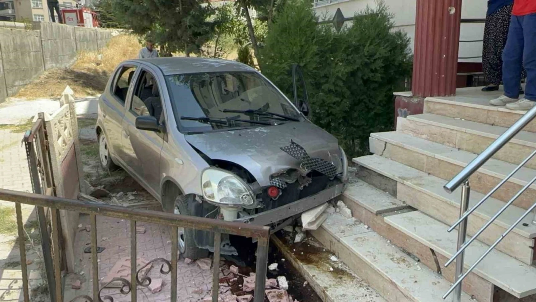 Elazığ'da Otomobil Apartman Bahçesine Uçtu, 3 Yaralı