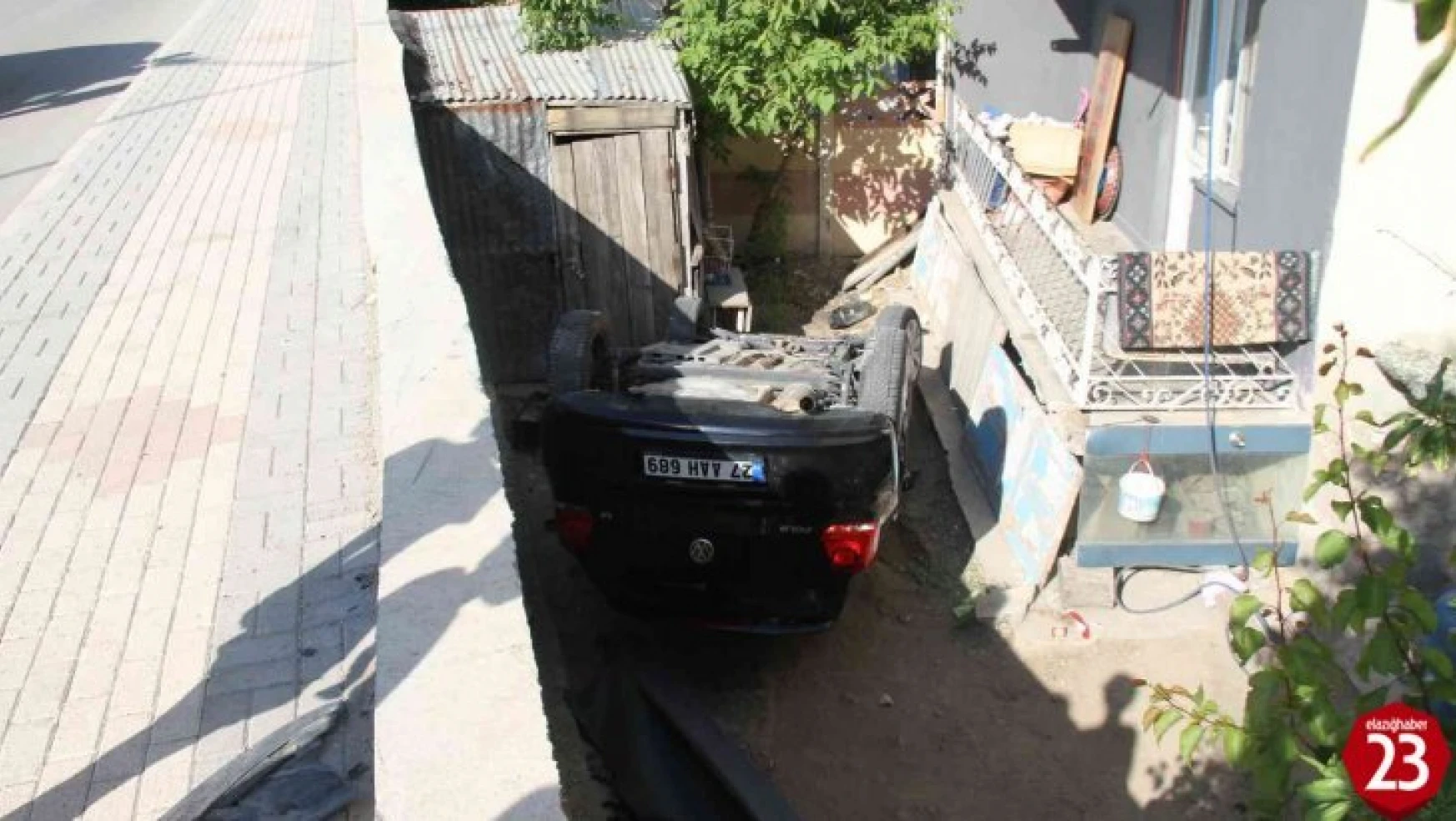 Elazığ'da otomobil bahçeye uçup ters döndü: 4 yaralı