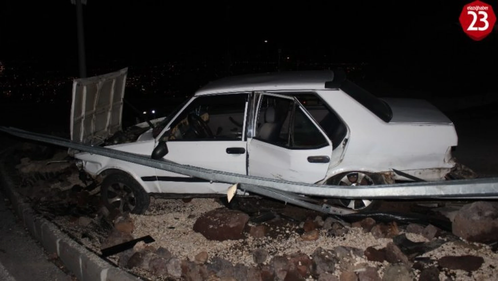 Elazığ'da otomobil bariyere çarptı: 3 yaralı