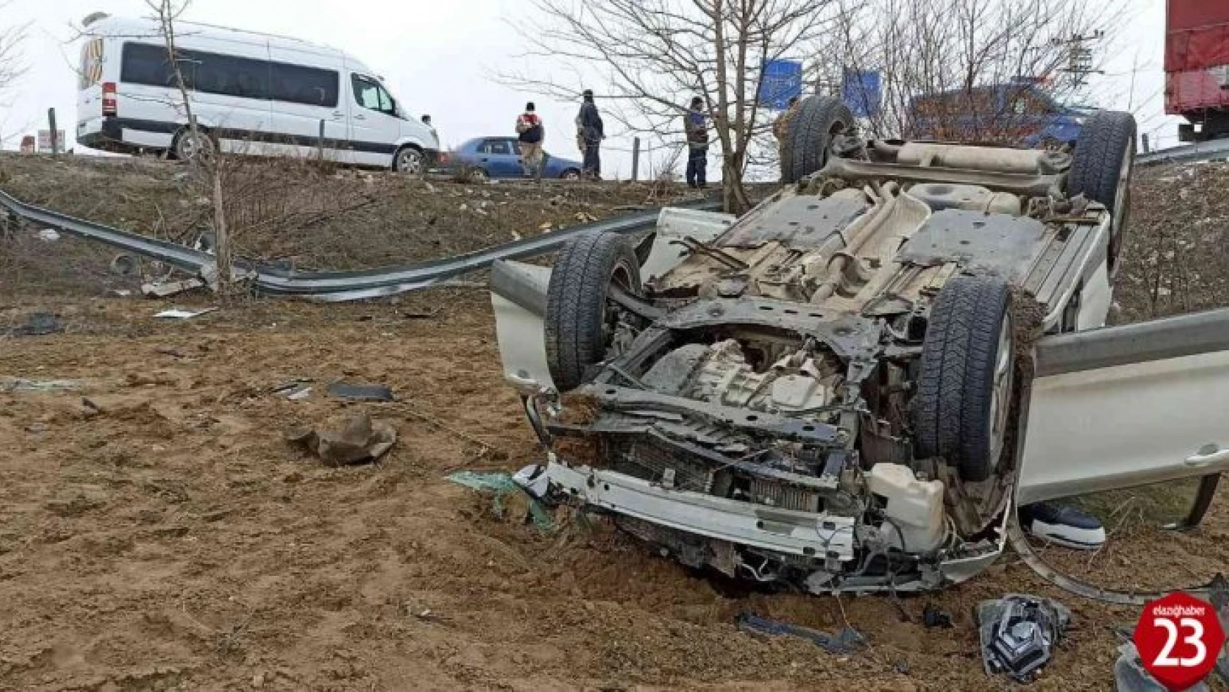 Elazığ'da otomobil bariyerlere çarparak takla attı: 6 yaralı