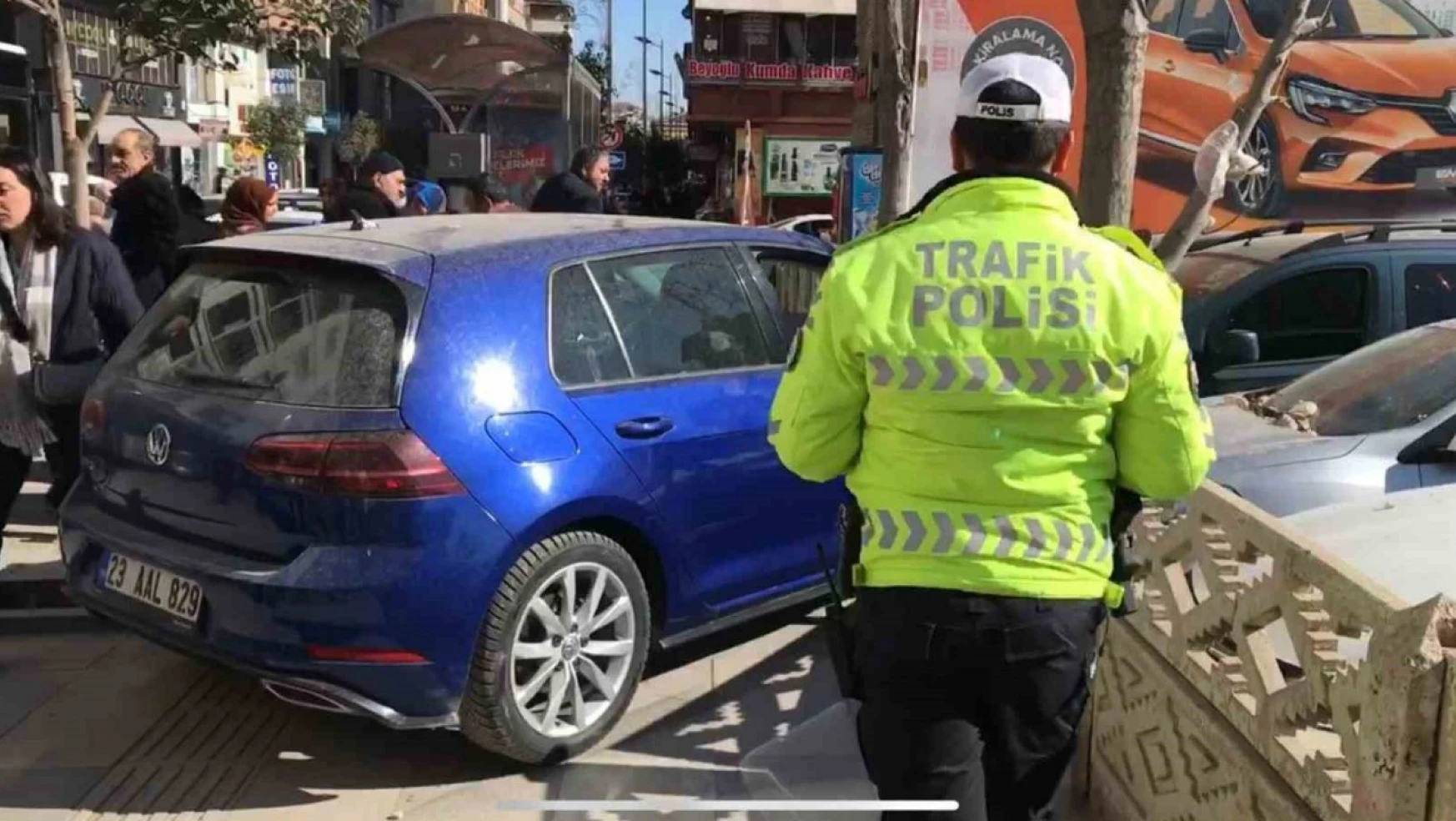 Elazığ'da otomobil duvara çarptı: 2 yaralı