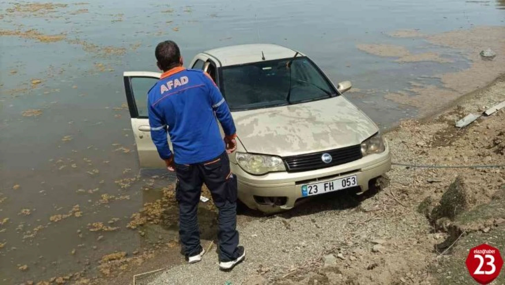 Elazığ'da otomobil göle uçtu, sürücü kendi imkanlarıyla araçtan çıkarak kıyıya yüzdü