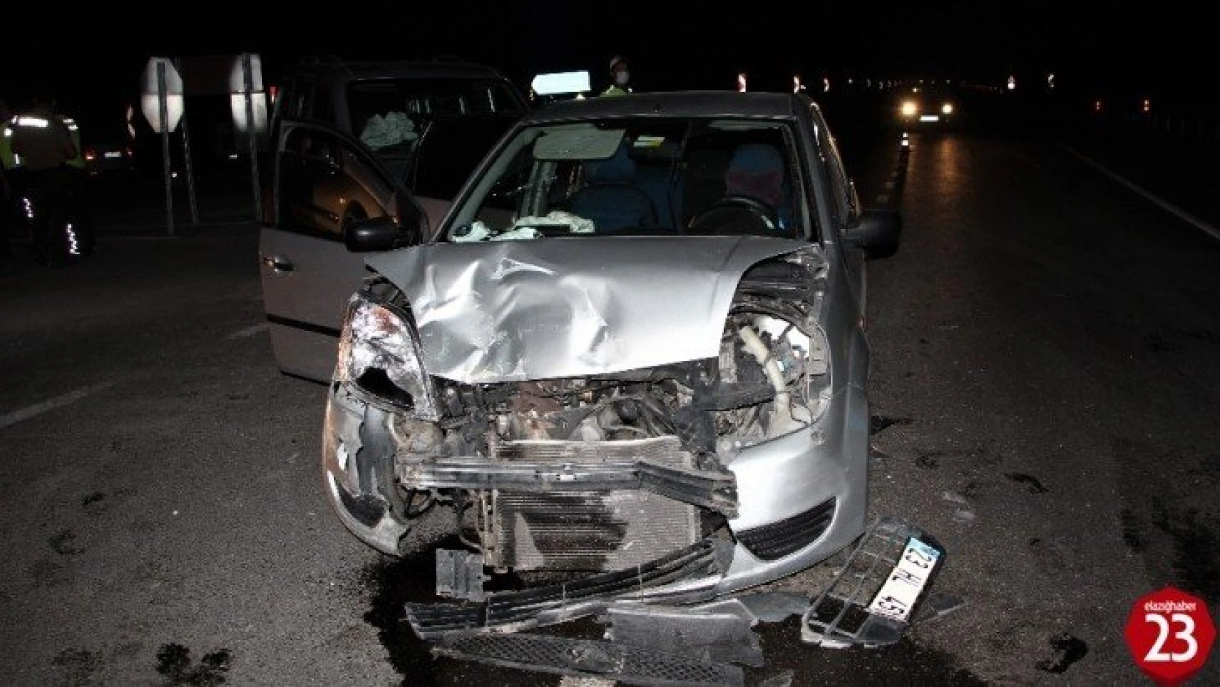Elazığ'da otomobil ile hafif ticari araç çarpıştı