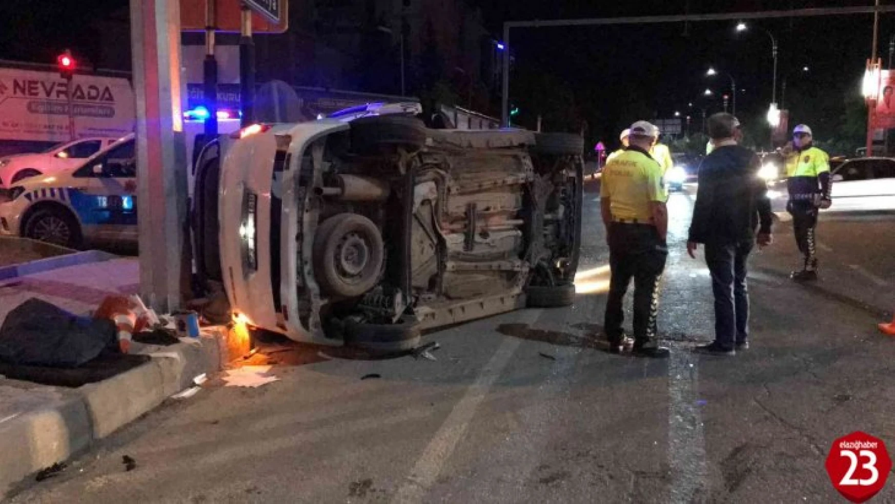 Tofaş Kavşağında Otomobil İle Hafif Ticari Araç Çarpıştı, 3 Yaralı