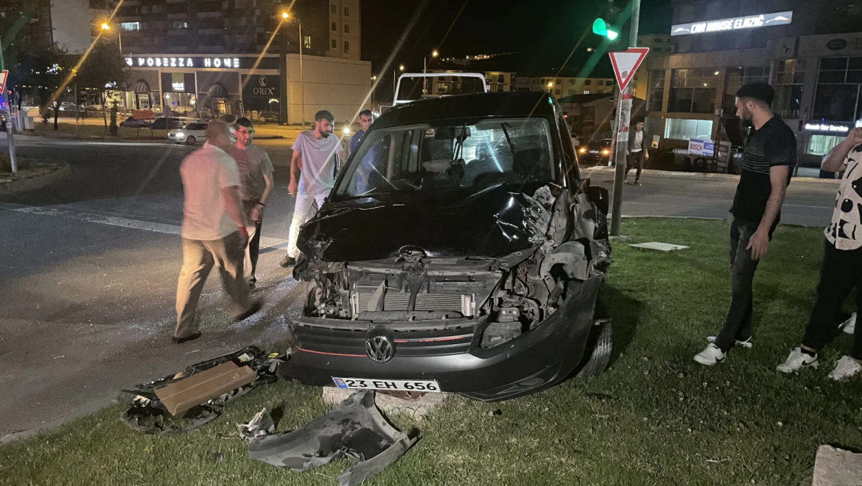 Elazığ'da Otomobil İle Hafif Ticari Aracın Çarpıştığı Kazada Hasar Oluştu