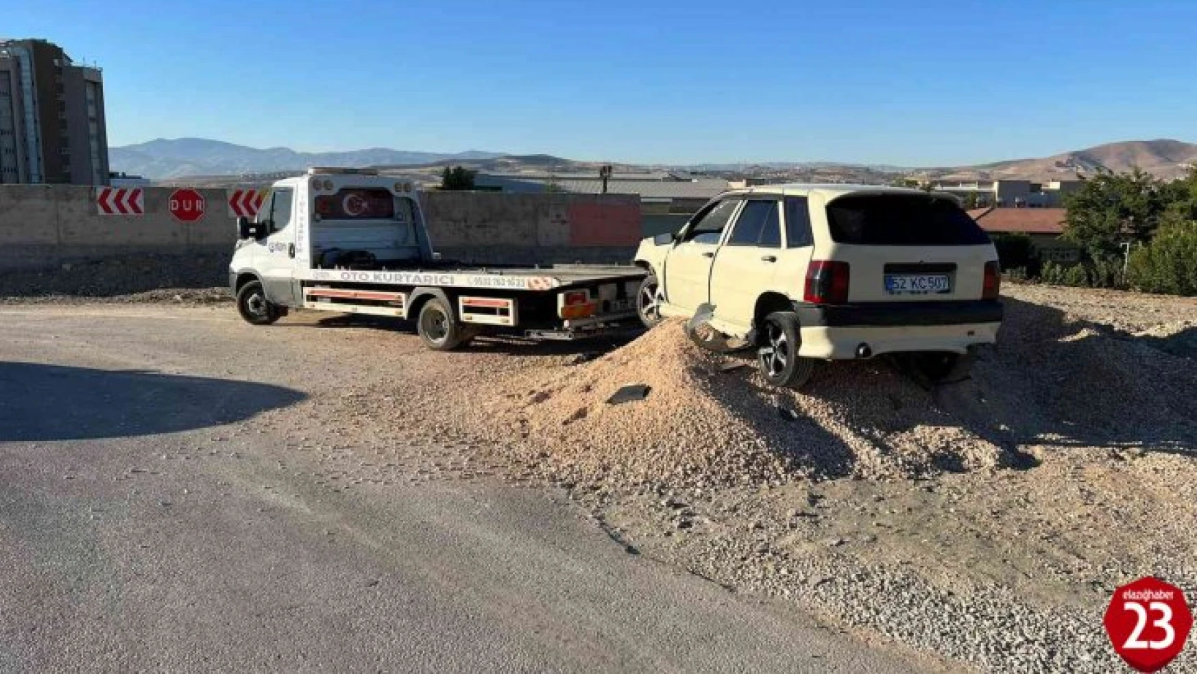 Elazığ'da otomobil kum birikintisine çarptı: 2 yaralı