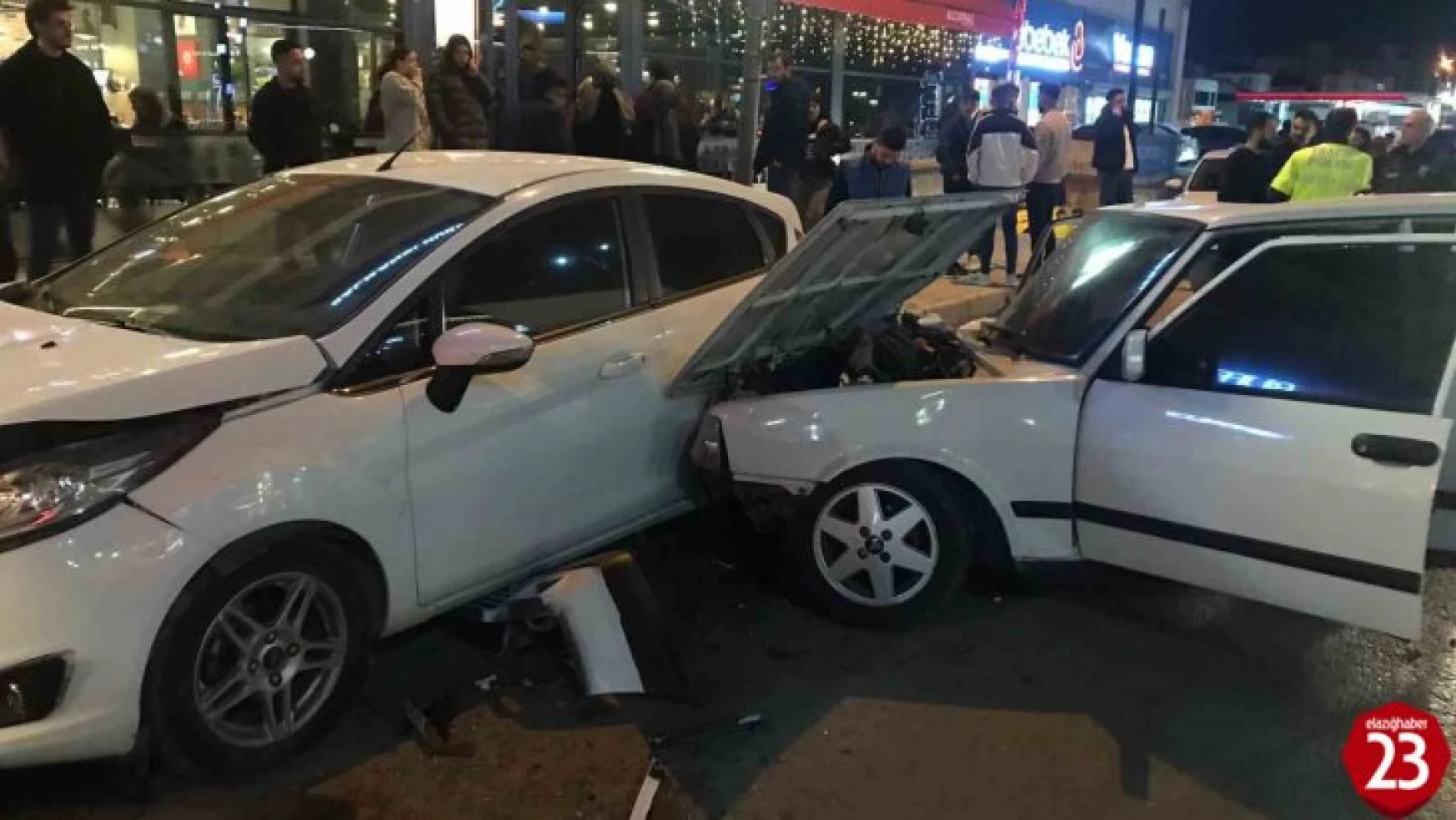 Elazığ'da otomobil, park halindeki araçlara çarptı: 2 yaralı