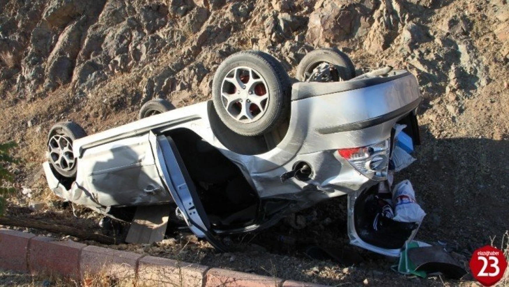 Elazığ'da otomobil şarampole yuvarlandı: 2 yaralı