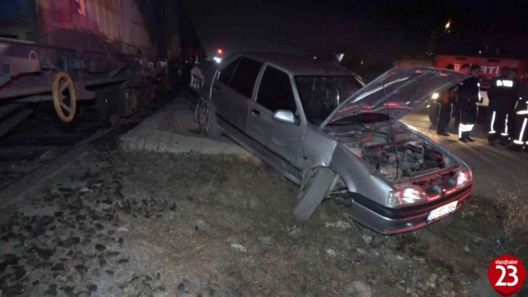 Elazığ'da otomobil trene çarptı