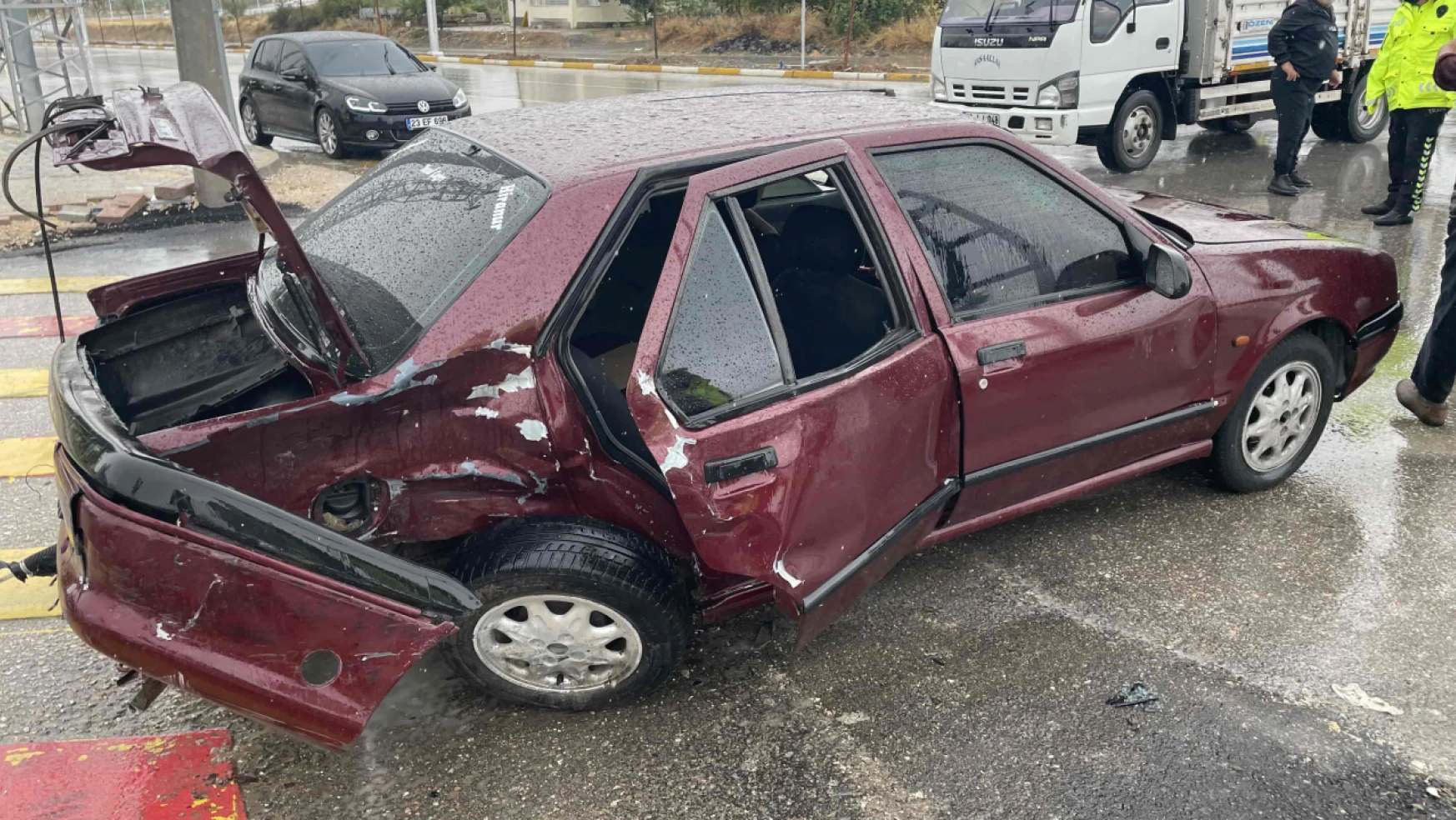 Elazığ'da Otomobil ve Hafif Ticari Aracın Çarpıştığı Kazada 8 Kişi Yaralandı