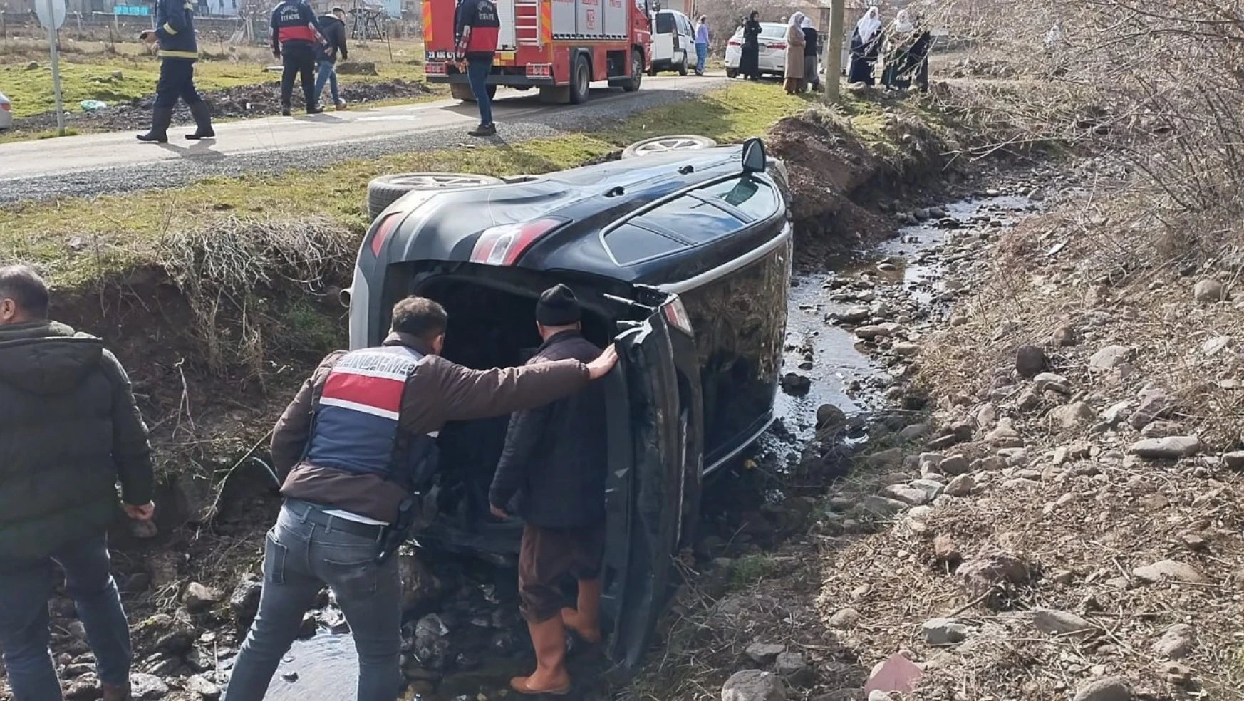 Karakoçan'da Otomobil Yoldan Çıkıp Takla Attı, 1 Yaralı