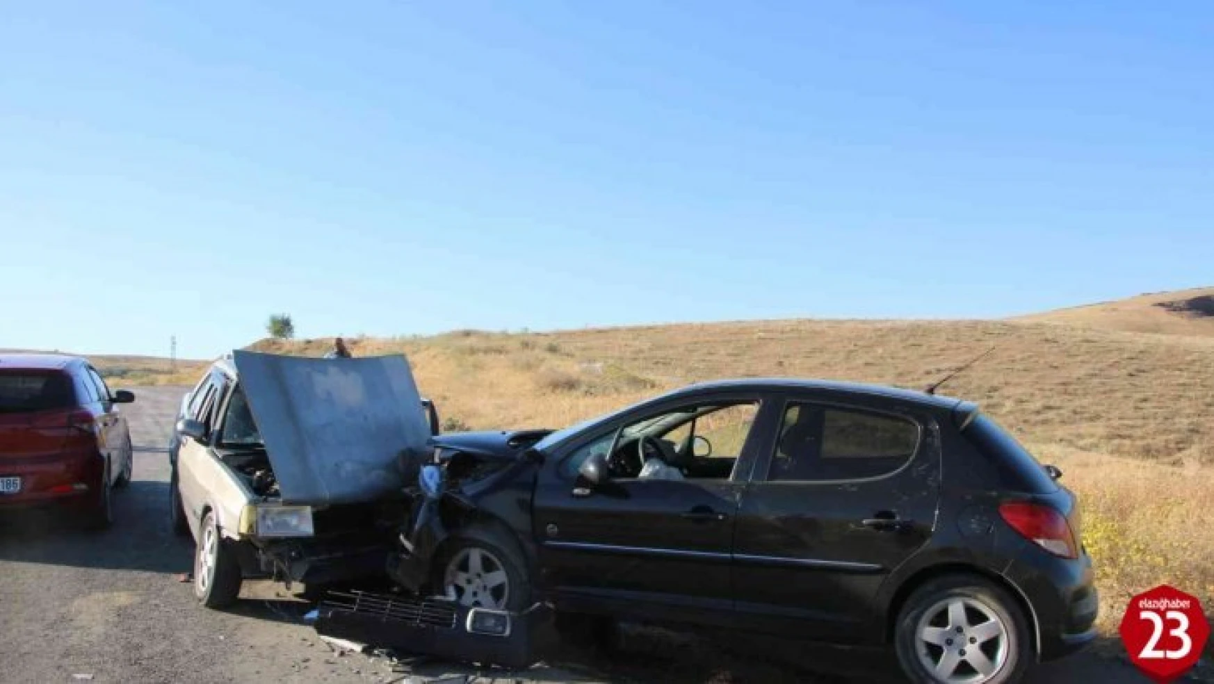 Elazığ'da otomobiller kafa kafaya çarpıştı: 8 yaralı
