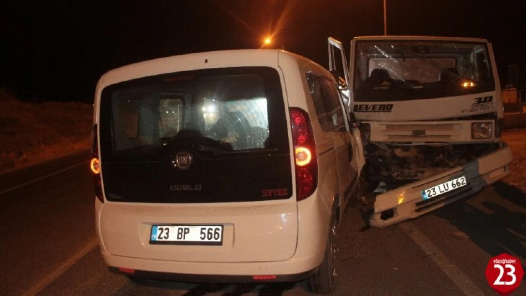 Elazığ'da Pikap İle Hafif Ticari Araç Çarpıştı, 6 Yaralı