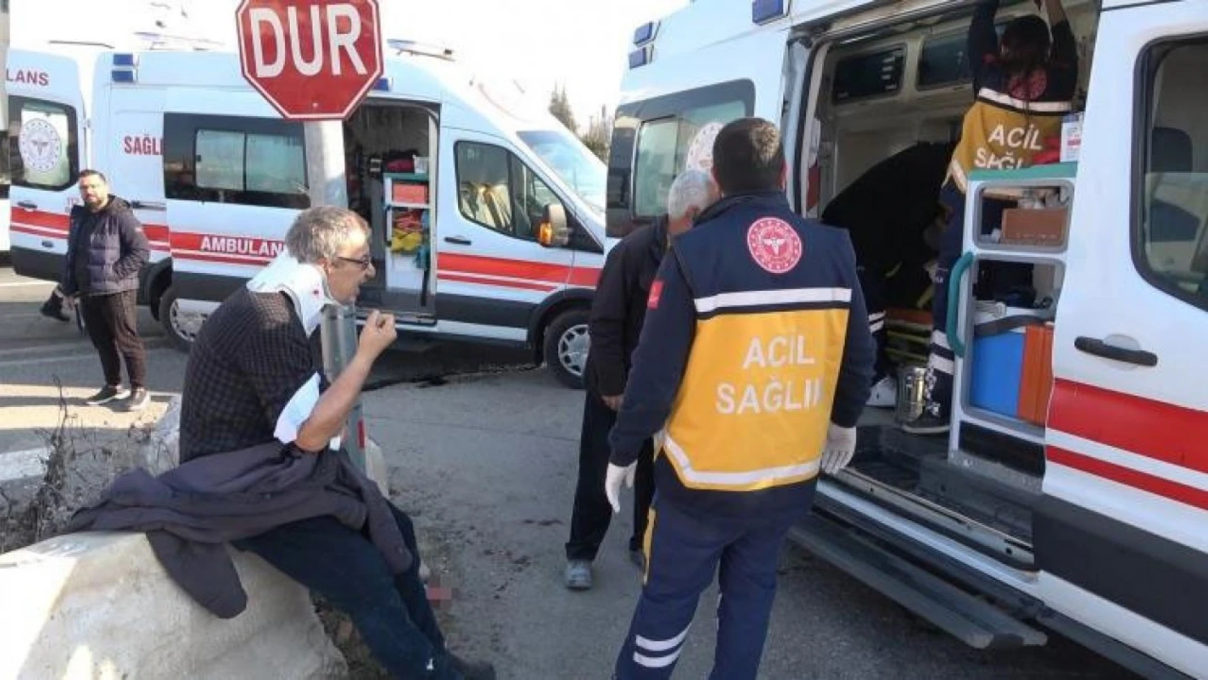 Elazığ'da pikap kamyonun altına girdi: 3 yaralı