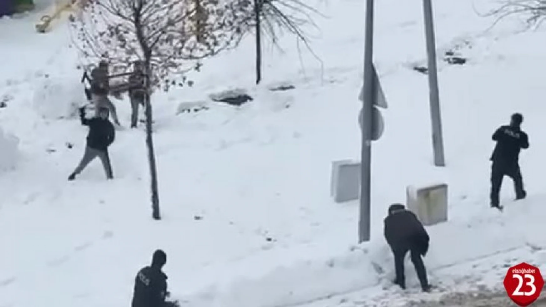 Elazığ'da polis çocuklarla kar topu oynadı