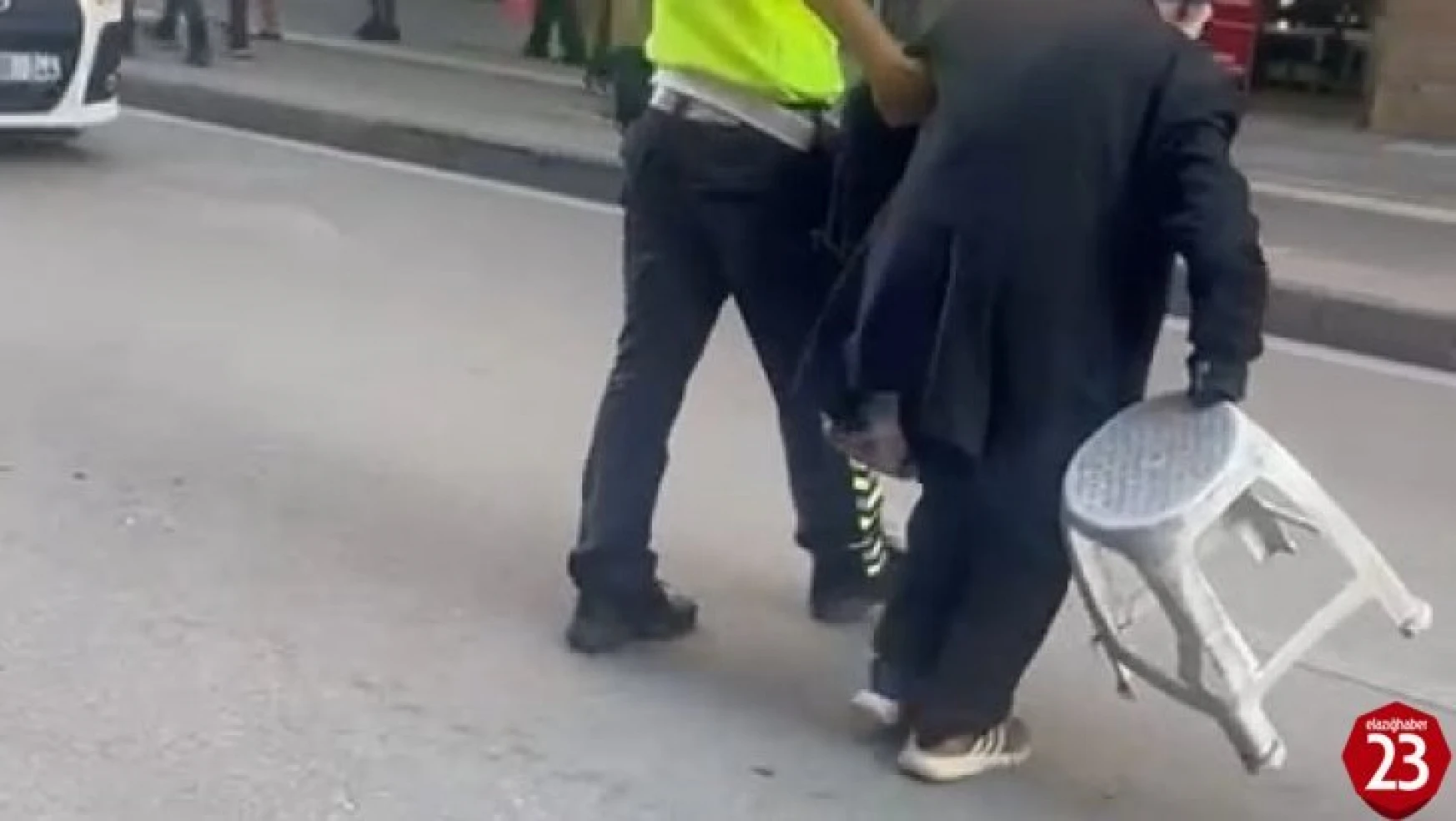 Elazığ'da polis, trafiği durdurup yaşlı adamı yolun karşısına geçirdi
