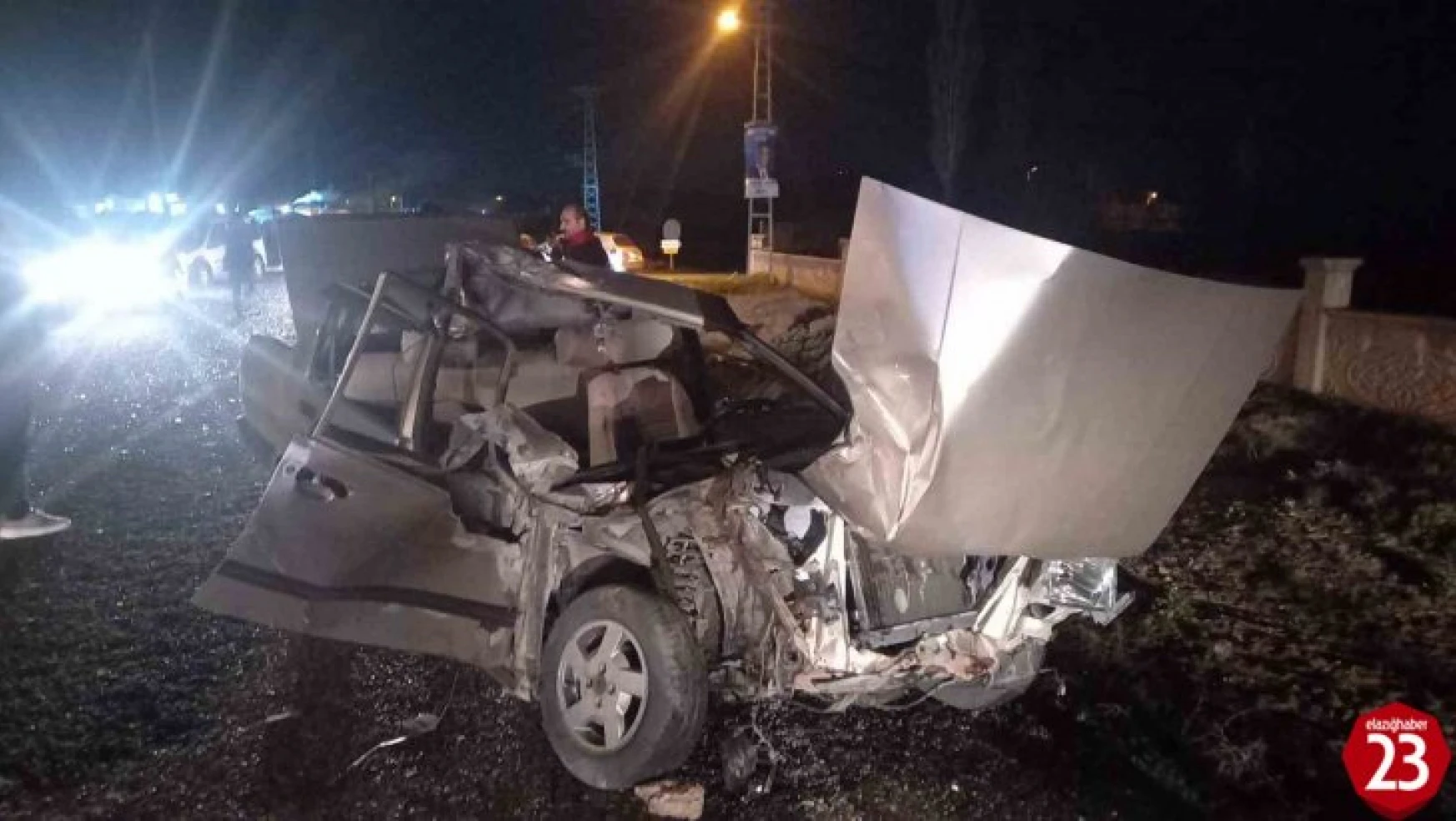 Elazığ'da römorka çarpan otomobil hurdaya döndü: 2 yaralı