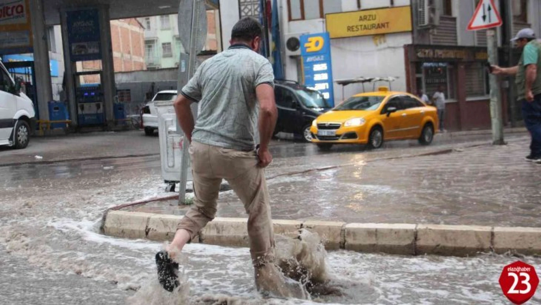 Elazığ'da Sağanak Yağış Etkili Oldu, Yollar Nehre Döndü
