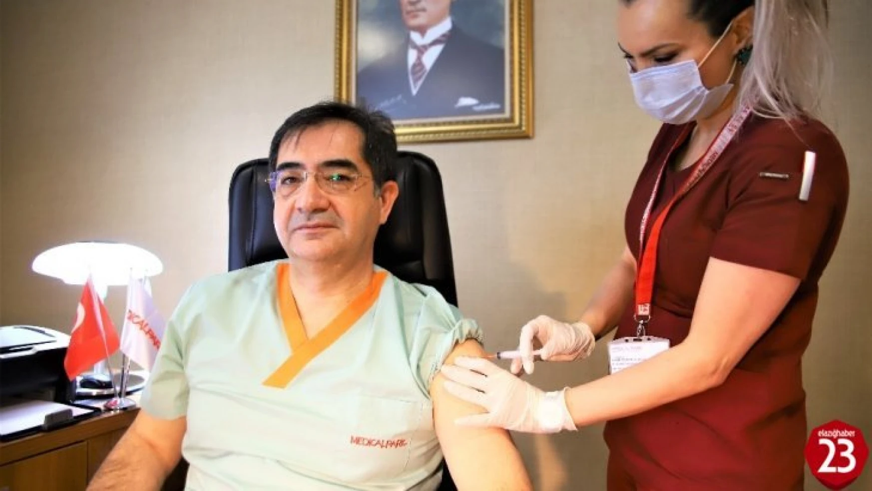 Elazığ'da sağlık çalışanları aşı olmaya devam ediyor