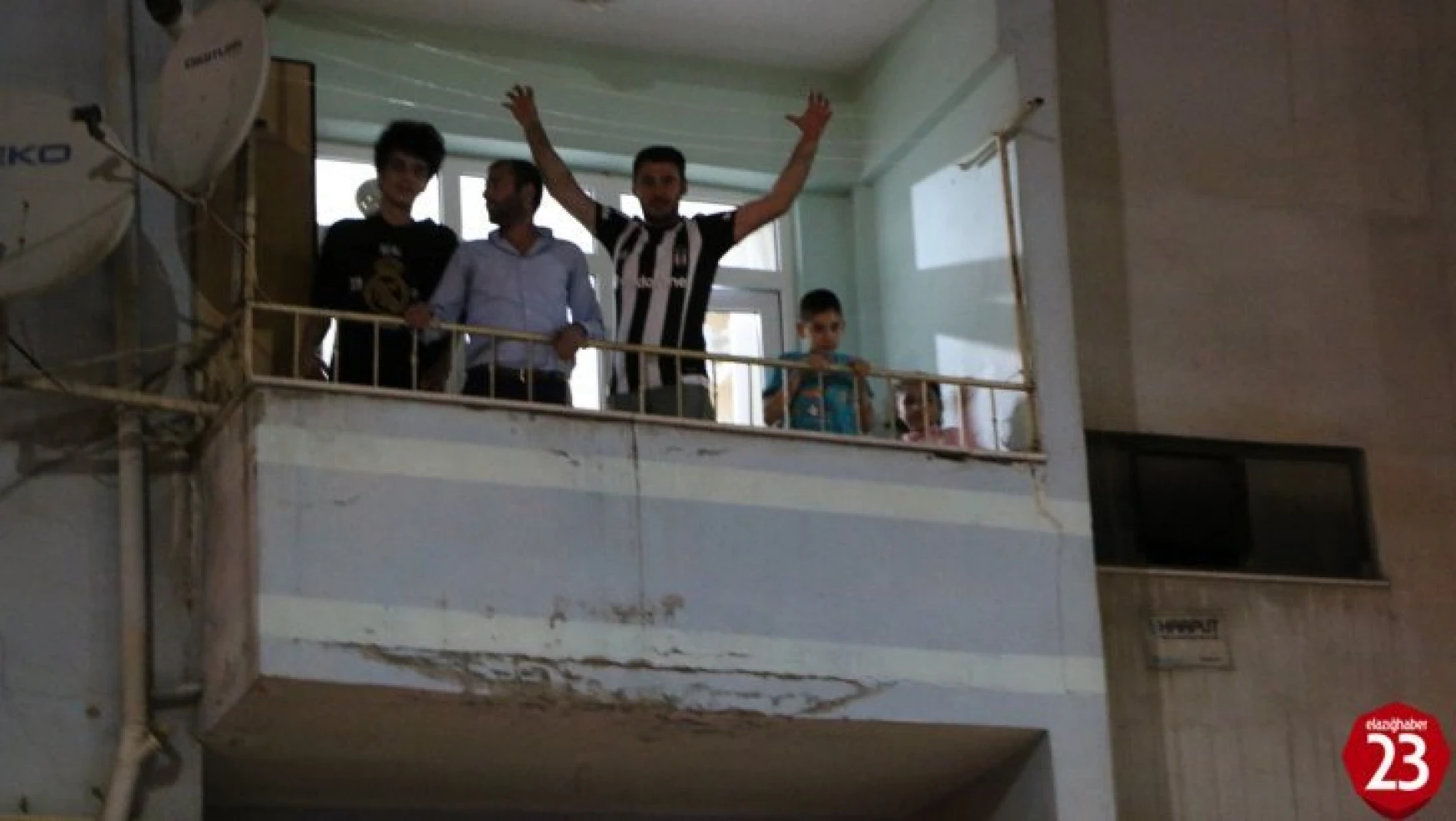 Elazığ'da şampiyonluk kutlamaları balkonlardan yapıldı