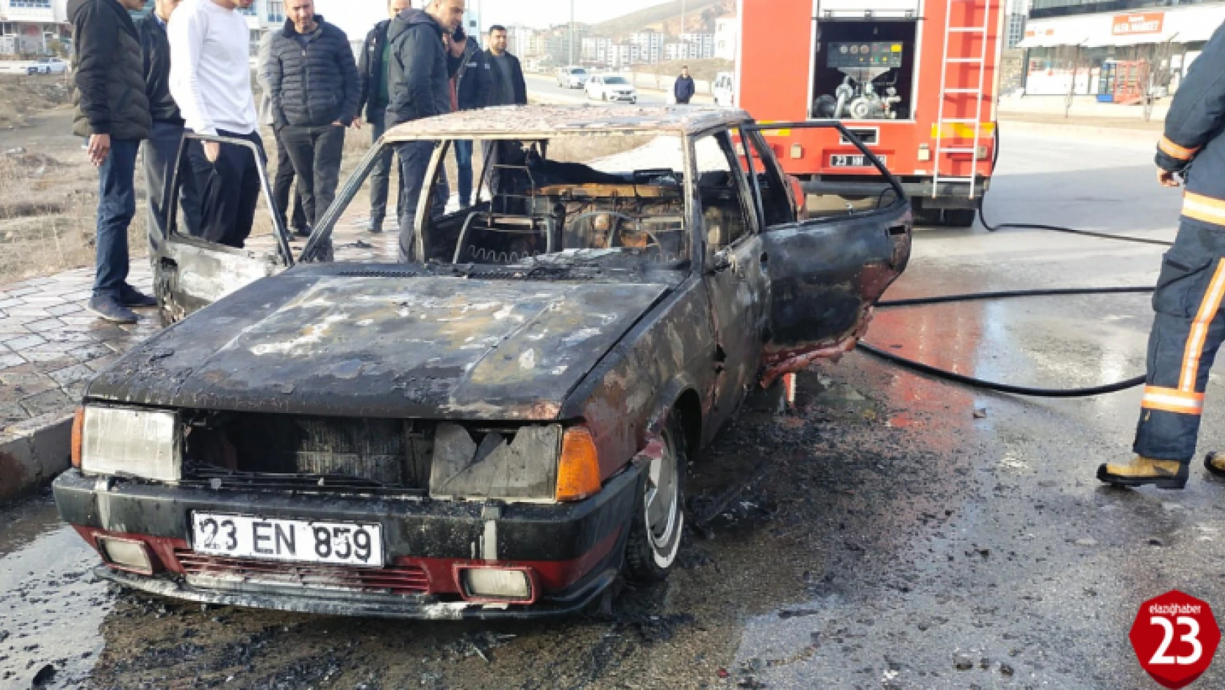 Elazığ'da Seyir Halindeki Otomobil Yandı