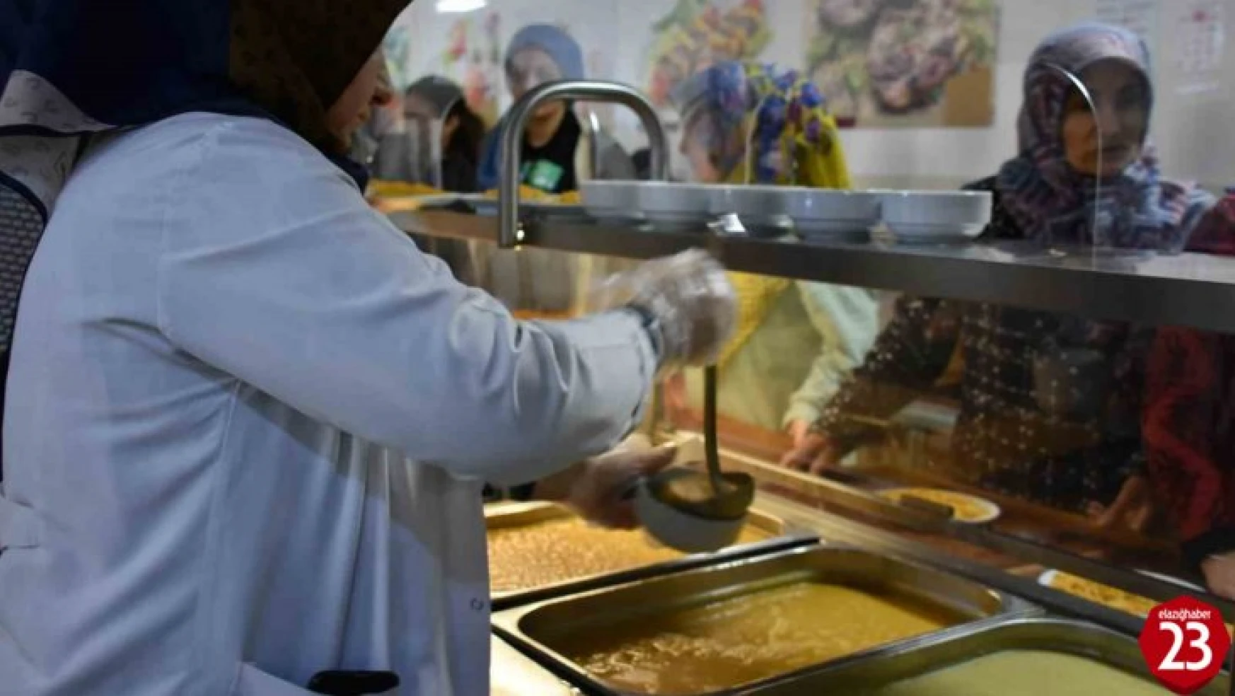 Elazığ'da sıcak yemekler depremzedeler için kaynıyor