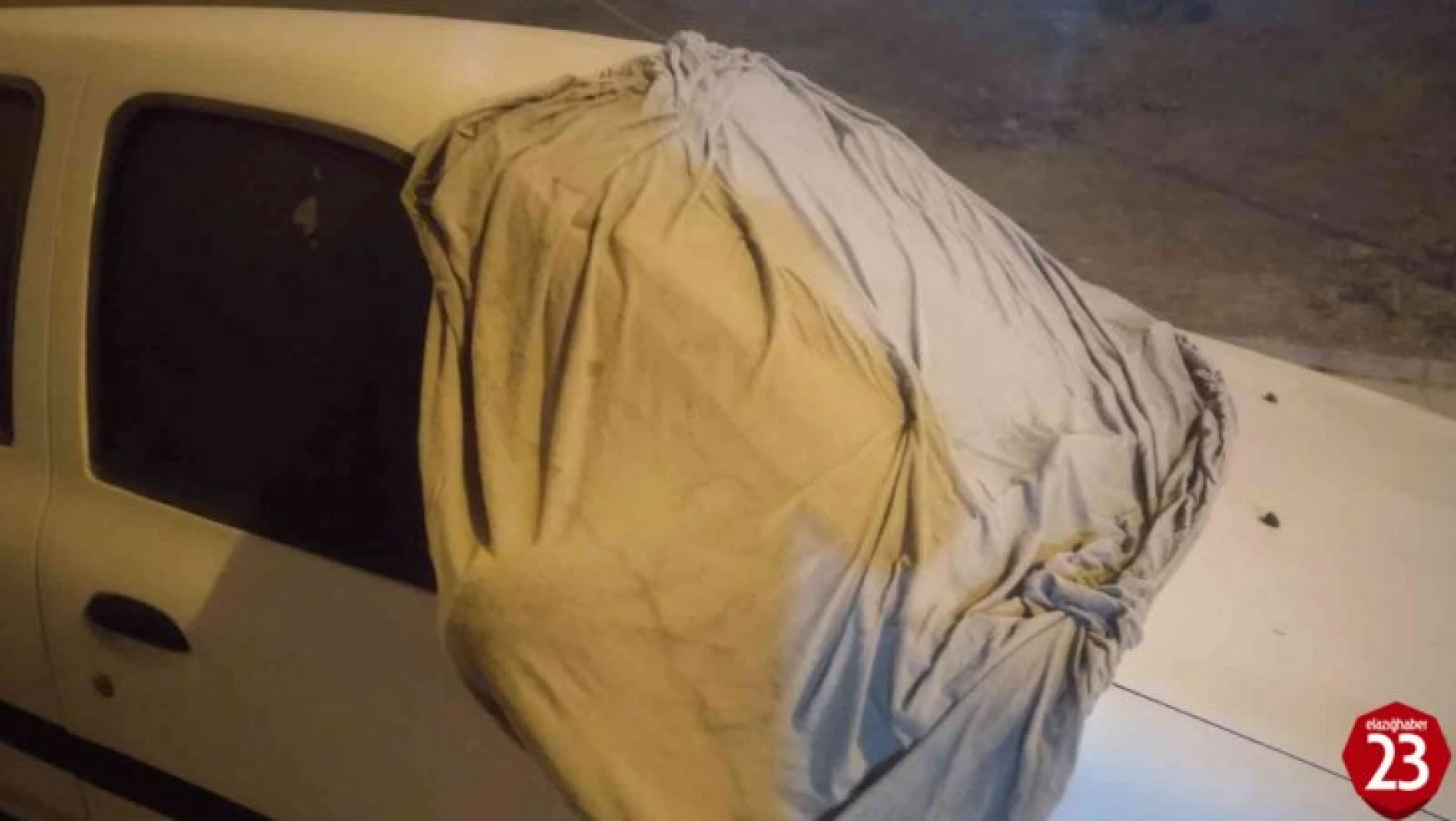 Elazığ'da sıcaklık -6'ya düştü, sürücüler araçlarını branda ile örttü
