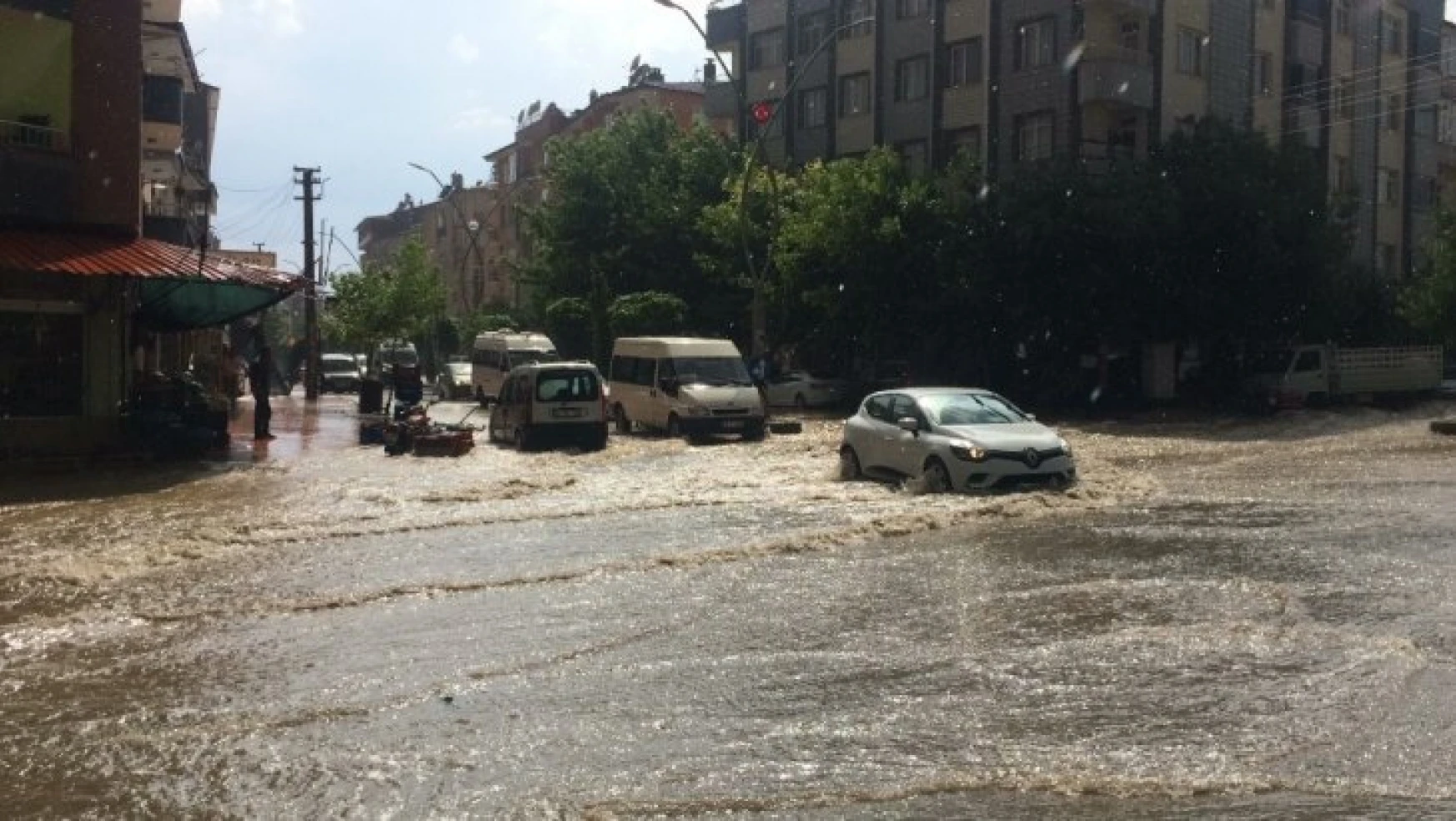 Elazığ'da Şiddetli Yağış Sele Neden Oldu
