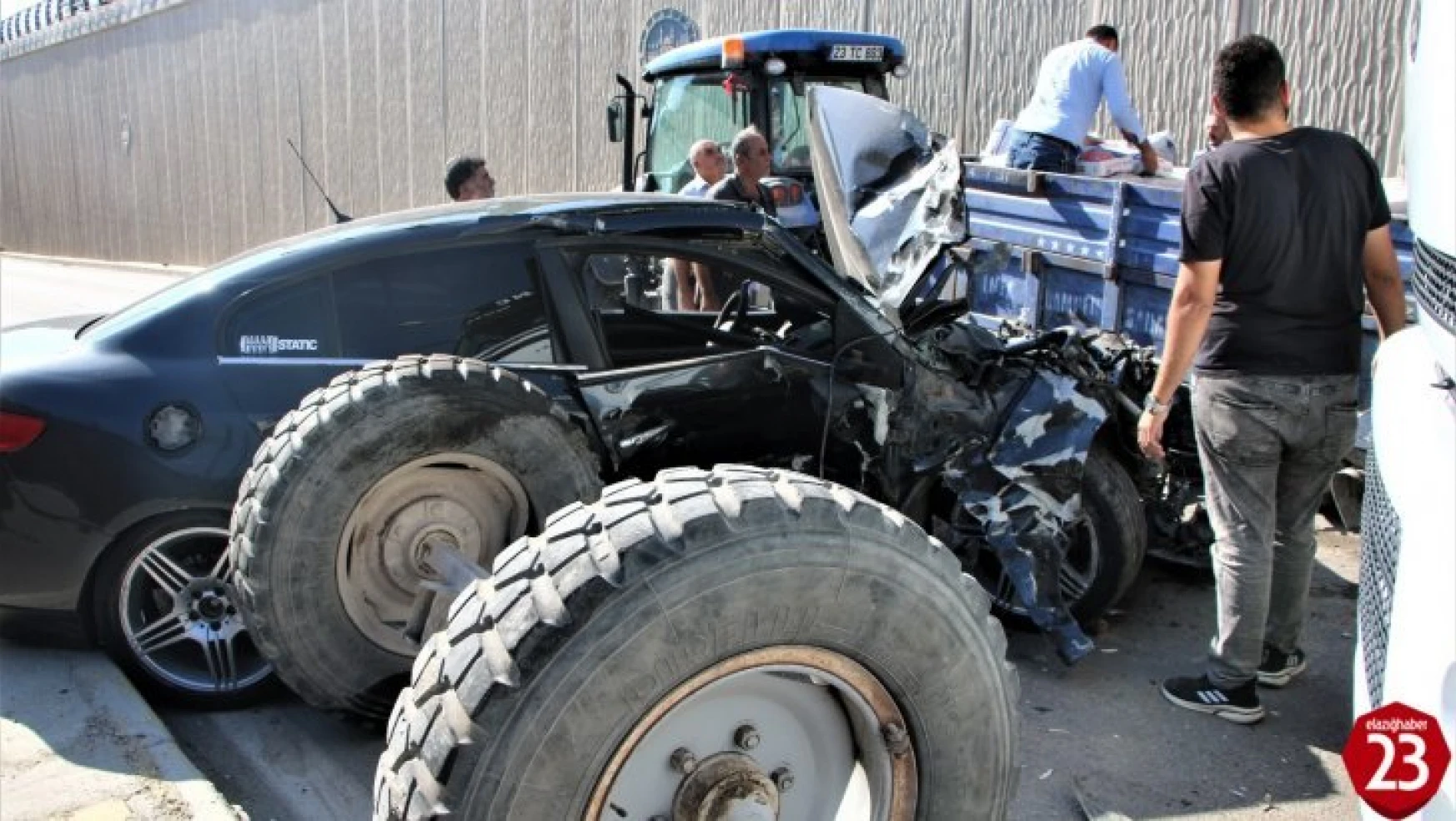 Otomobil Traktörle Çarpıştı, 4 Kişi Yaralandı