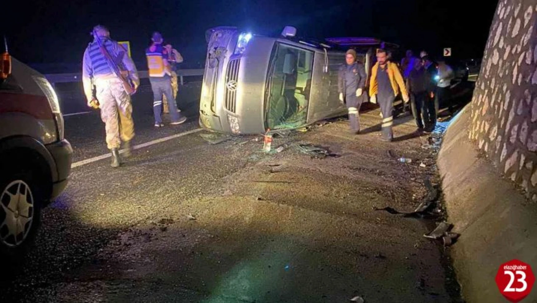 Elazığ'da transit yan yattı: 4 yaralı