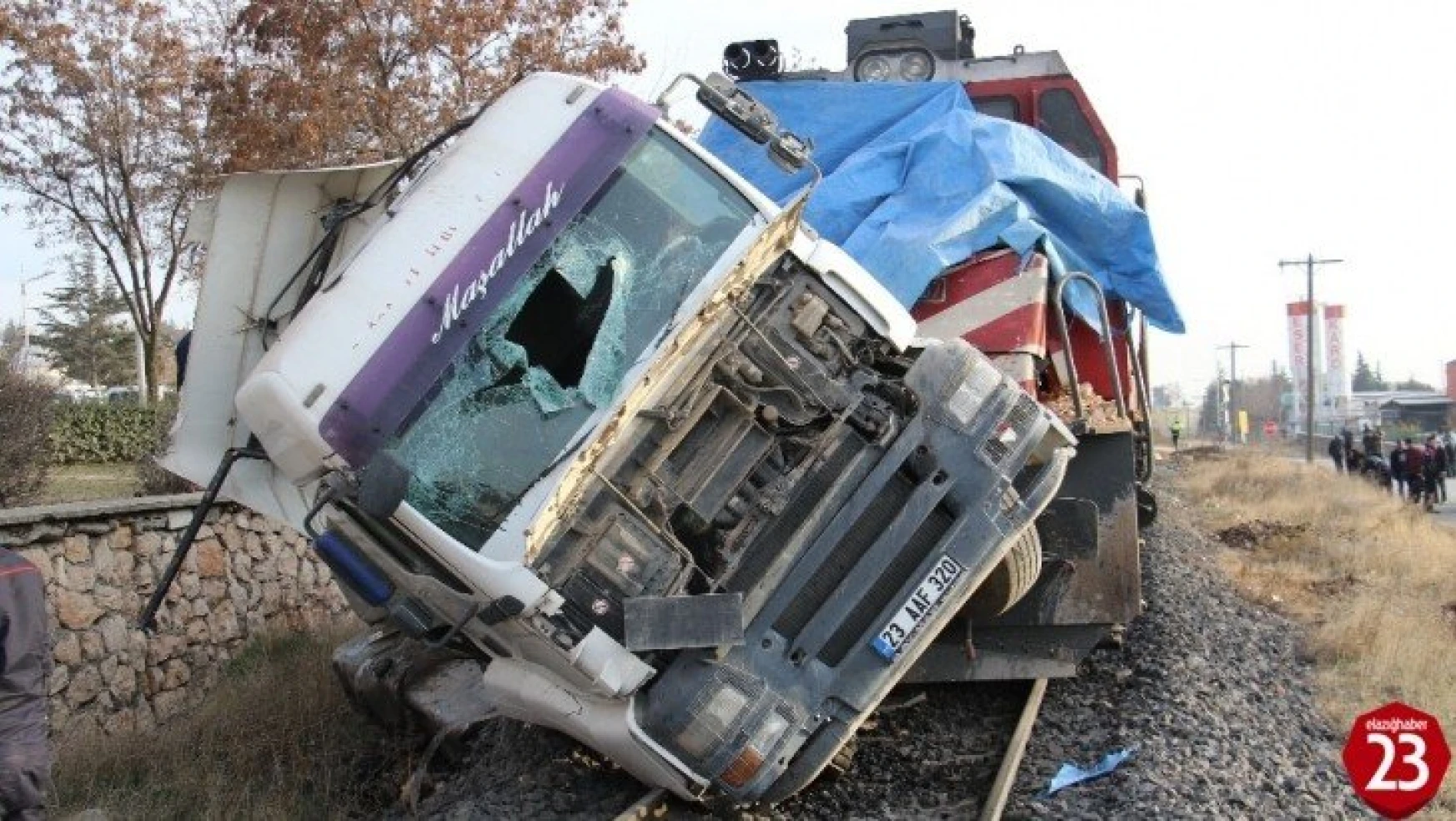 Elazığ'da tren, çarptığı tırı 100 metre sürükledi: 5  yaralı