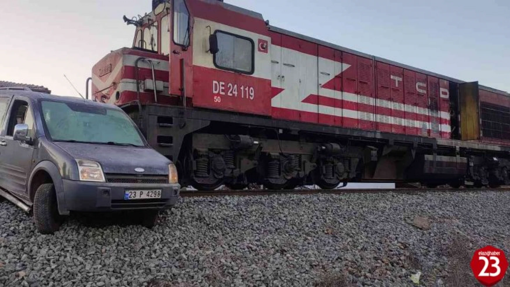 Elazığ'da tren, hemzemin geçitte çarptığı aracı 100 metre sürükledi: 1 yaralı