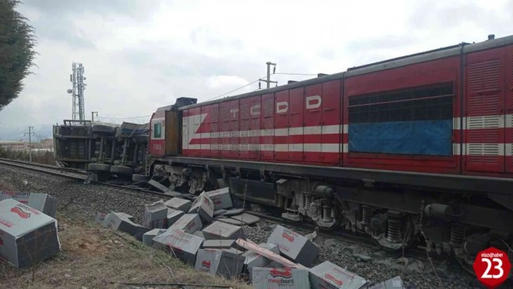 Elazığ'da Tren Tıra Çarptı, Sürücü Araçtan Atlayarak Canını Kurtardı