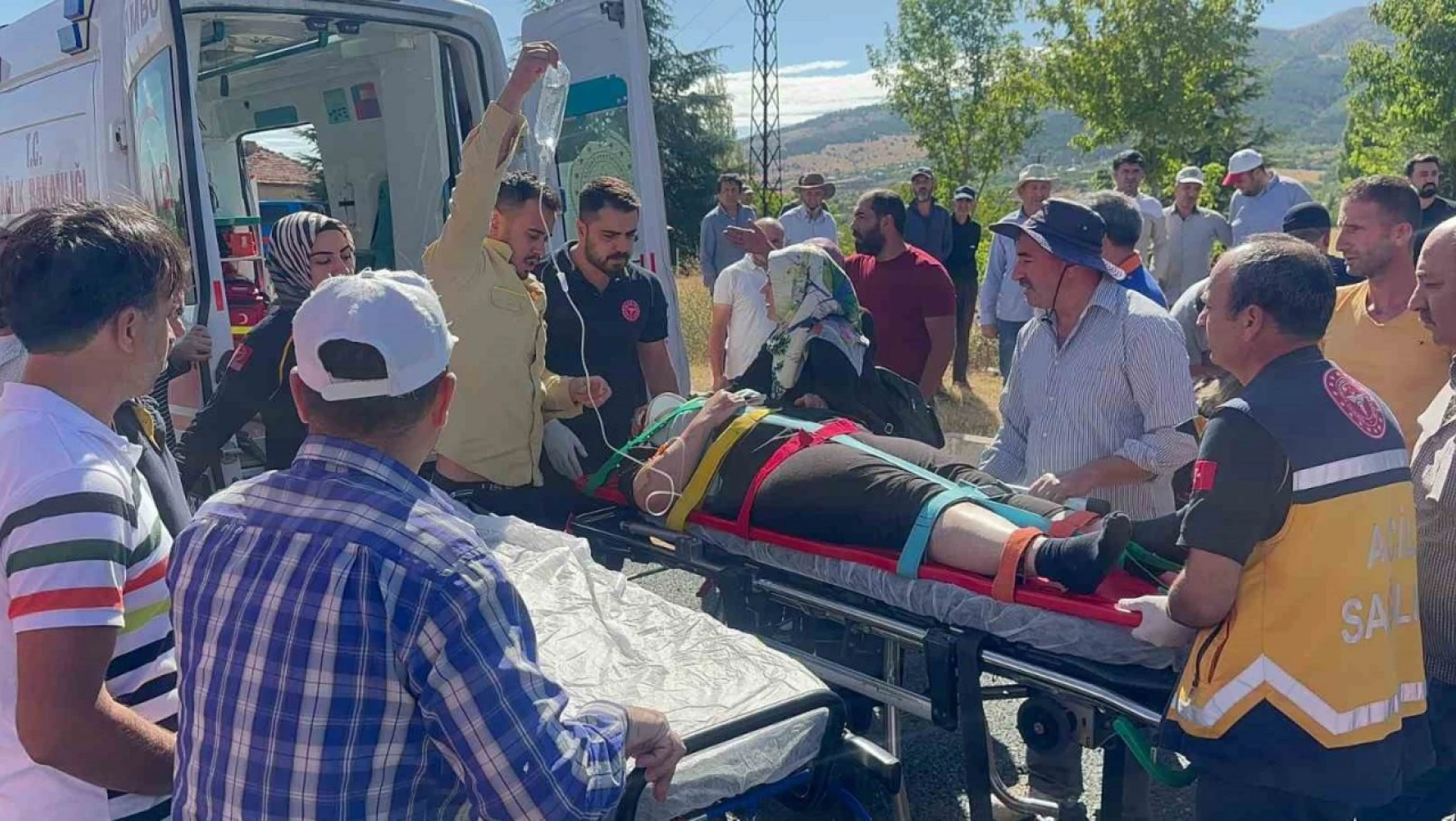 Elazığ'da tur minibüsü otobüse çarptı: 18 yaralı