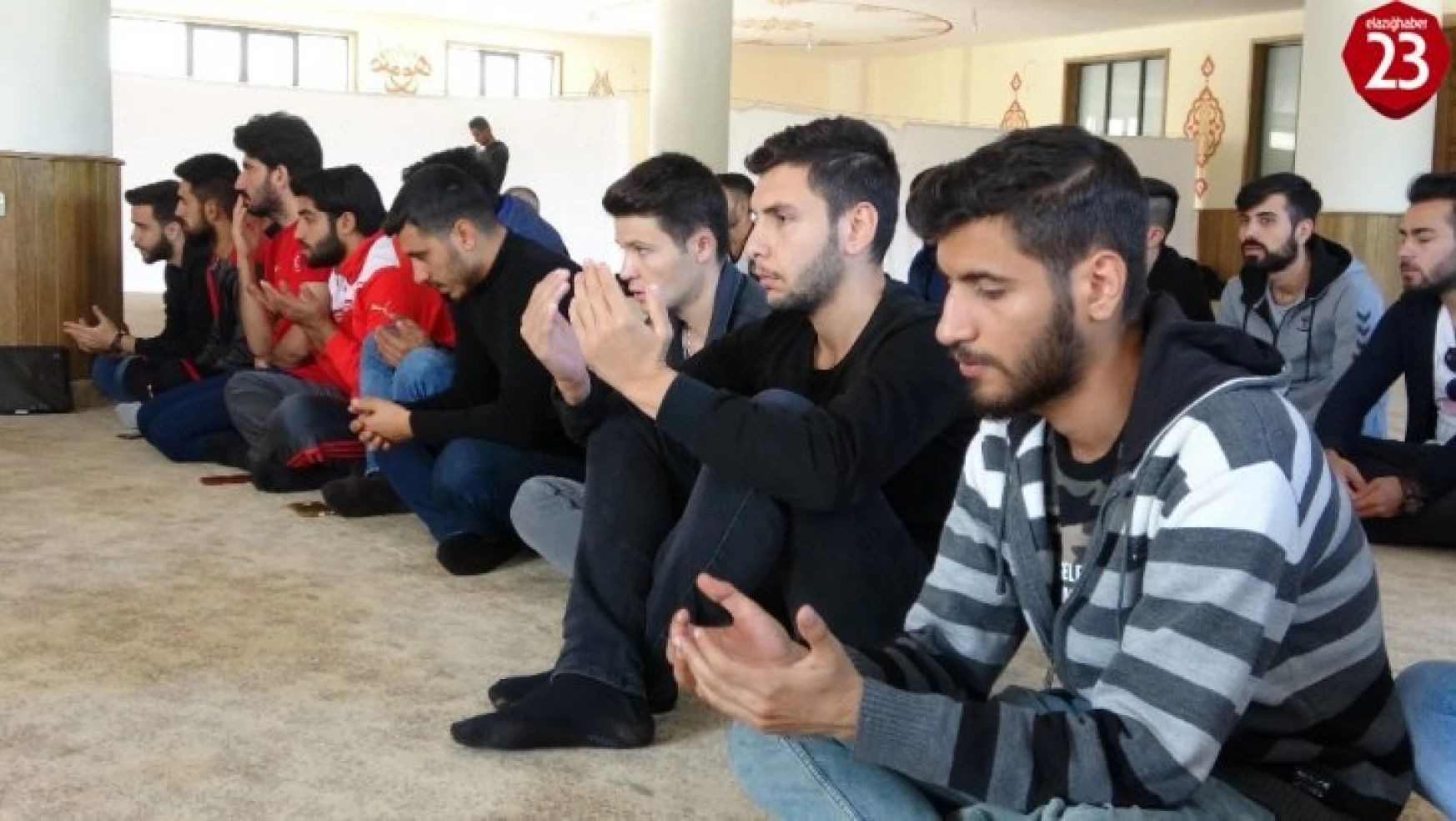 Elazığ'da Üniversite Öğrencileri Şehitler İçin Mevlit Okuttu