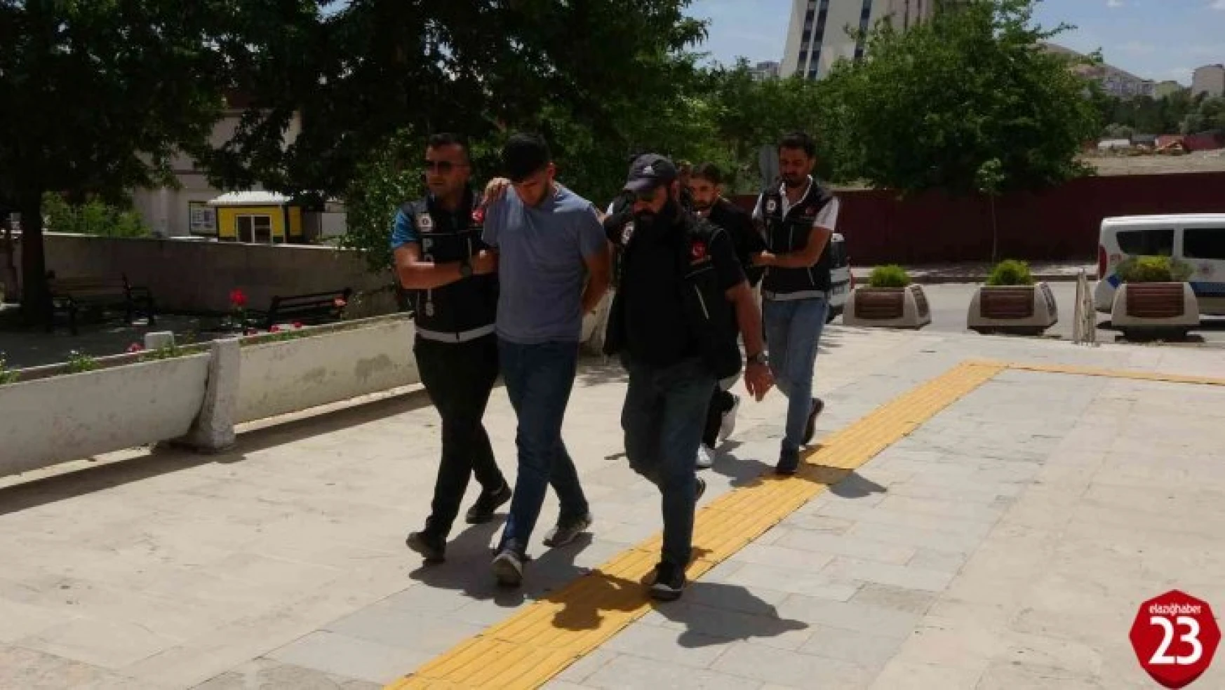 Elazığ'da Uyuşturucu Satışı Yapan 2 Şüpheli Suçüstü Yakalandı
