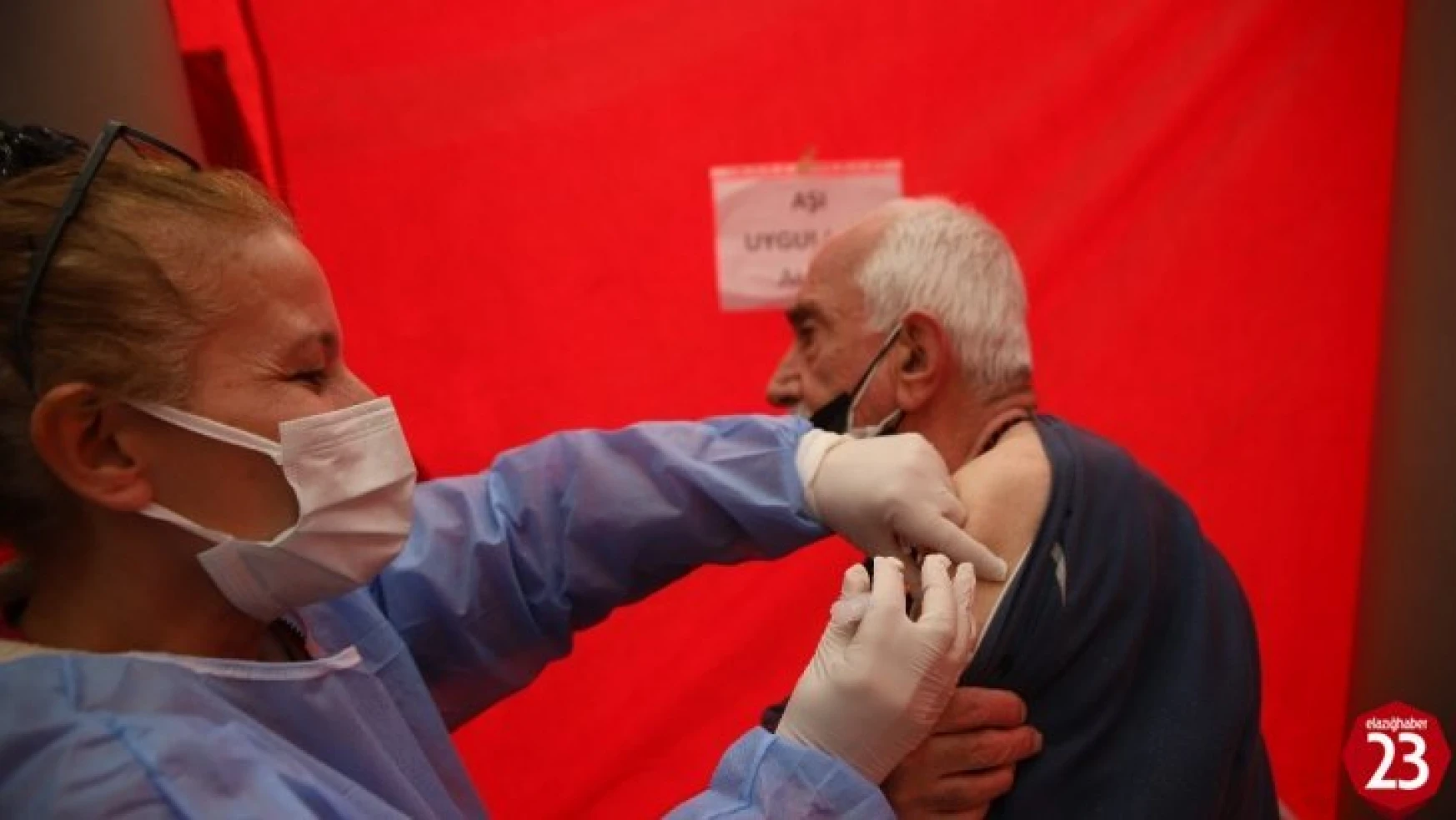 Elazığ'da vatandaşa aşı kolaylığı, meydana çadır kuruldu