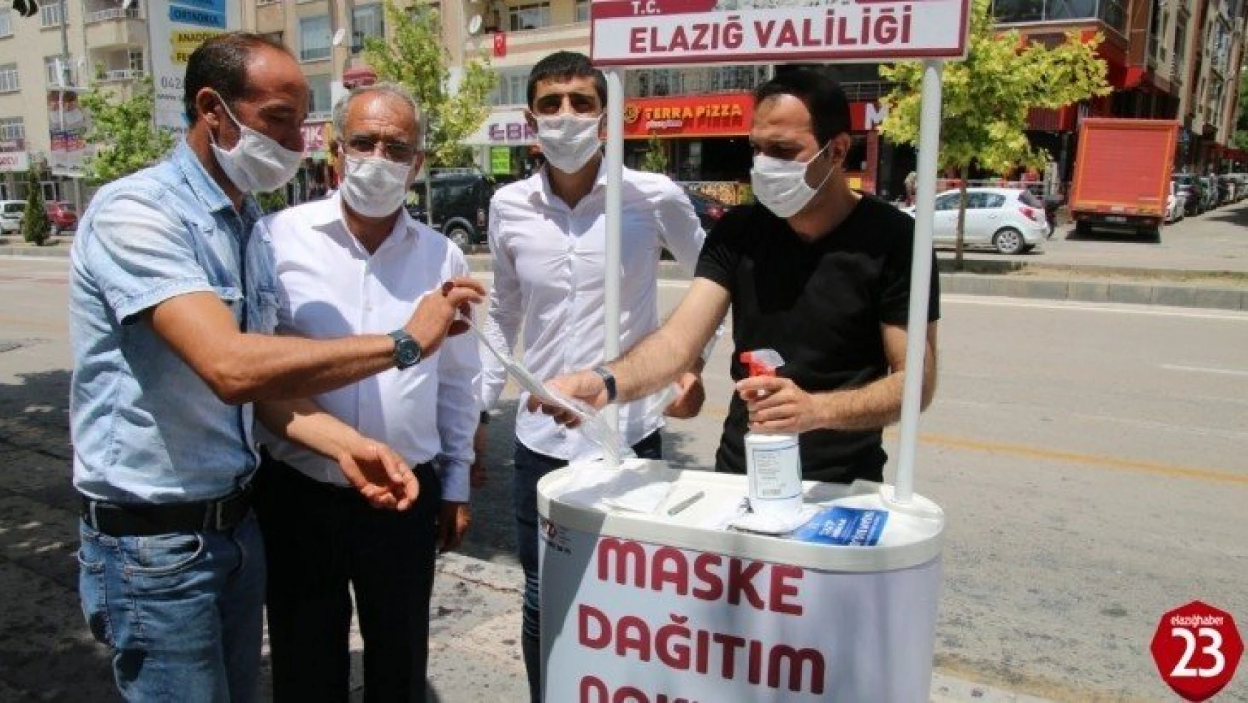 Elazığ'da vatandaşa maske hizmeti
