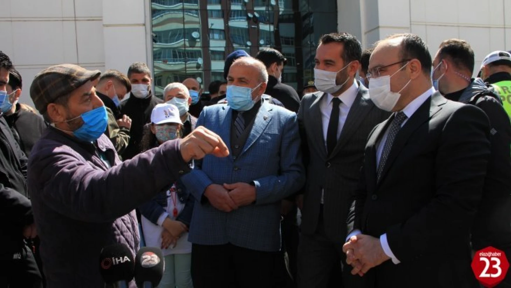 Elazığ'da vatandaşın protokolle diyaloğu herkese kahkaha attırdı