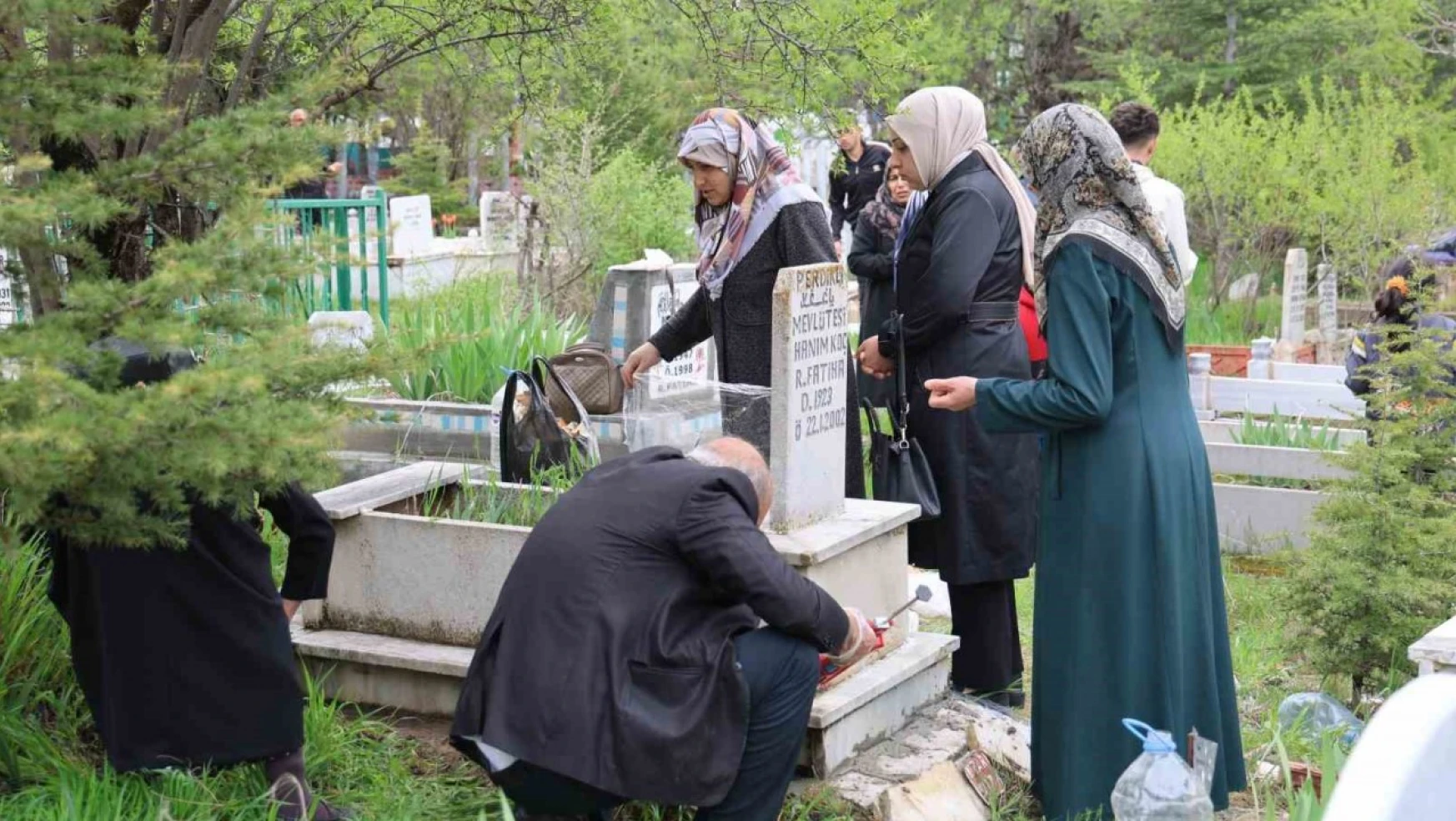 Elazığ'da vatandaşlar mezarlıklara akın etti