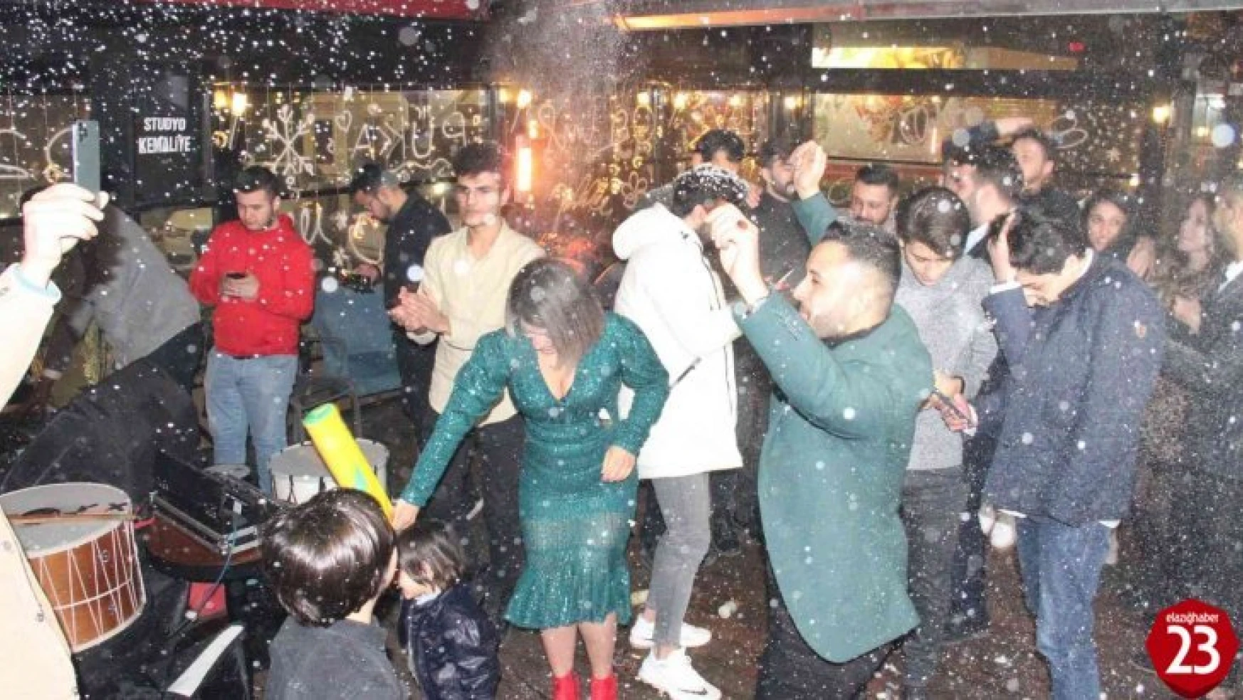 Elazığ'da vatandaşlar yeni yıla halay çekip çiftetelli oynayarak girdi